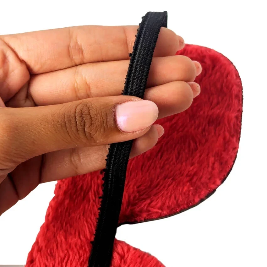 Antifaz negro con peluche rojo 2