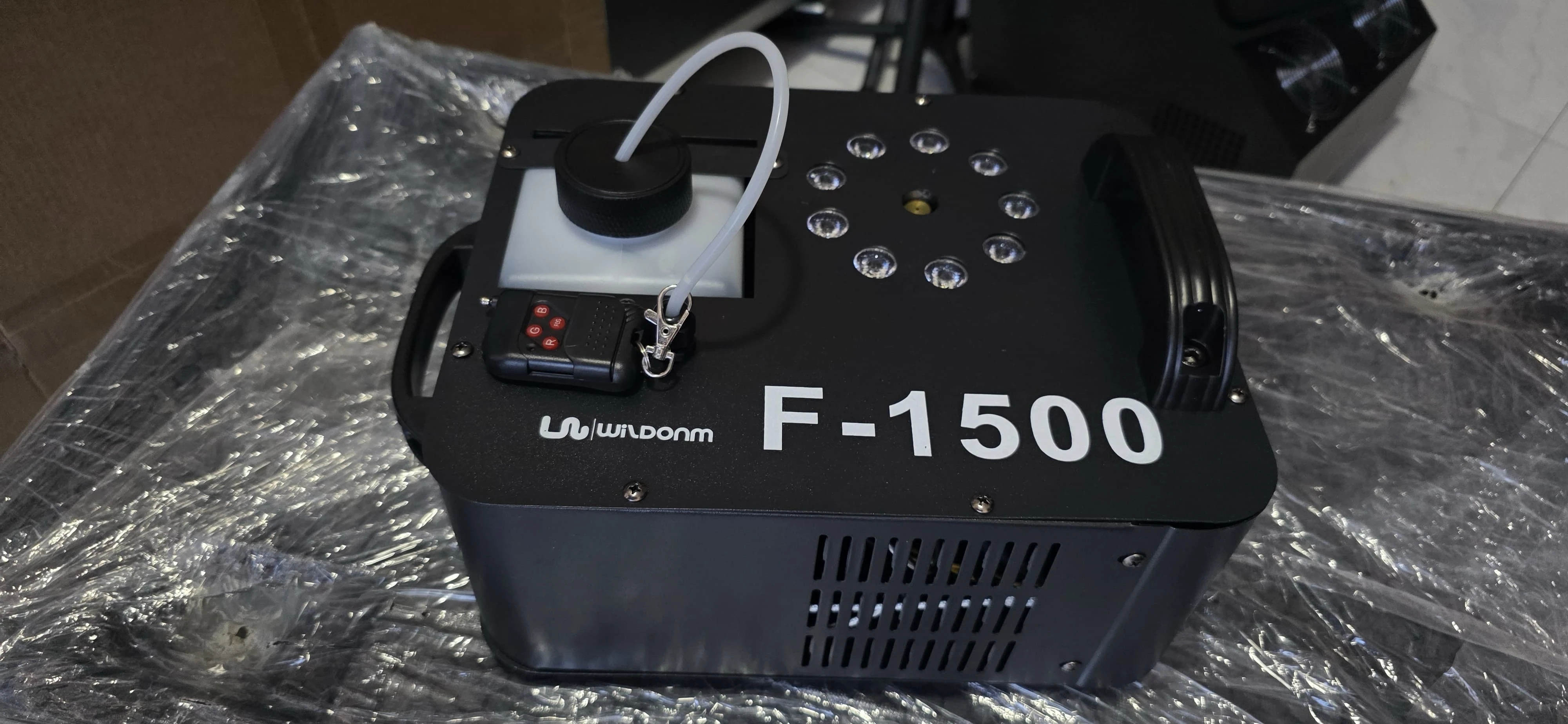 MAQUINA DE HUMO SUPER BRILLANTE VERTICAL 1500W CON LED DARK1500 2