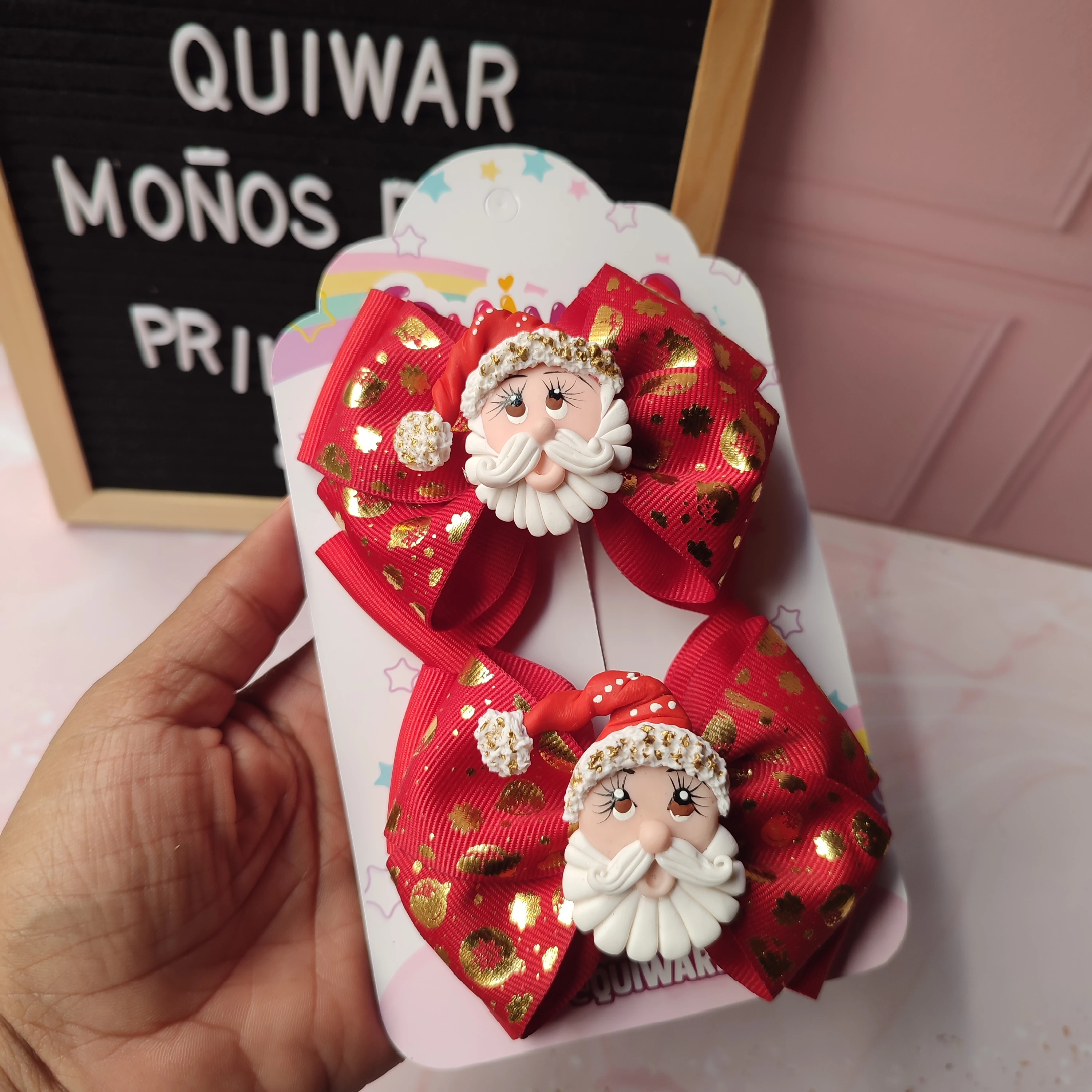 Par lazos rojo con cinta estampada dorada centro apoiques cara santa