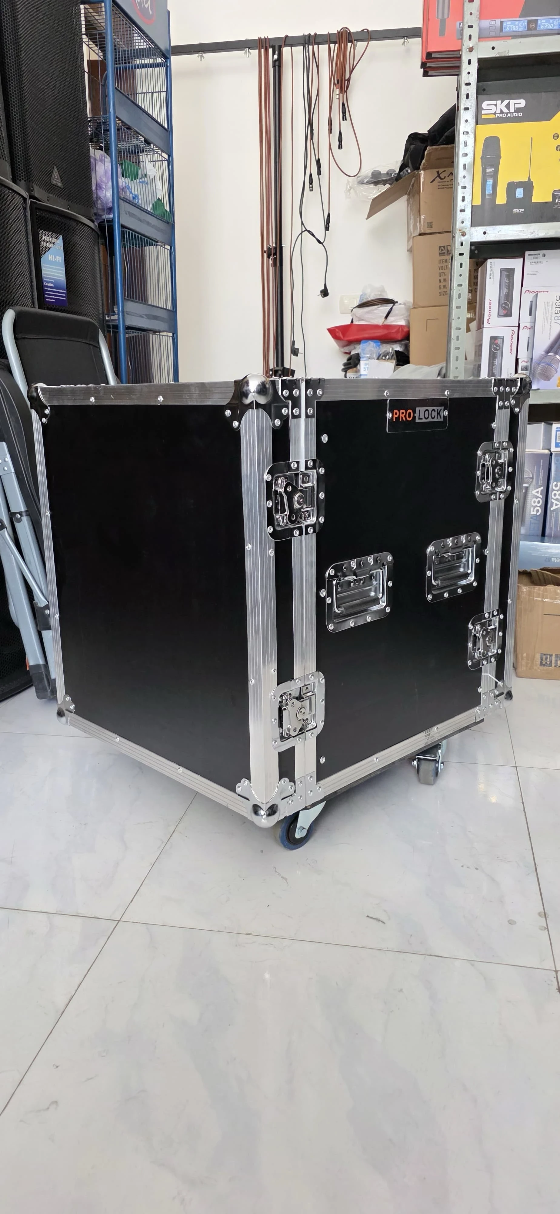 📦RACK PARA PODER 12U📦 (12 espacios) PA/DJ Road/Rack Case🔊🔊       PRECIO:  2780BS.💸     ENVIOS A TODA BOLVIA 🇧🇴  La funda de vuelo PRO LOCK  está diseñada para satisfacer las necesidades de músicos y profesionales de audio profesional. La caja del estante viene con madera contrachapada reforzada con aluminio y esquinas de metal para proteger tu equipo cuando estás en movimiento. Está equipado con espacio en rack de 12U y una profundidad estándar de 21 pulgadas.  Sus cubiertas delanteras y traseras extraíbles proporcionan un acceso fácil y máximo a los rieles del rack. Mejor aún, sus cierres giratorios resistentes mantienen tus engranajes firmemente bloqueados y sus asas de goma junto con ruedas hacen que sea fácil de transportar. 5