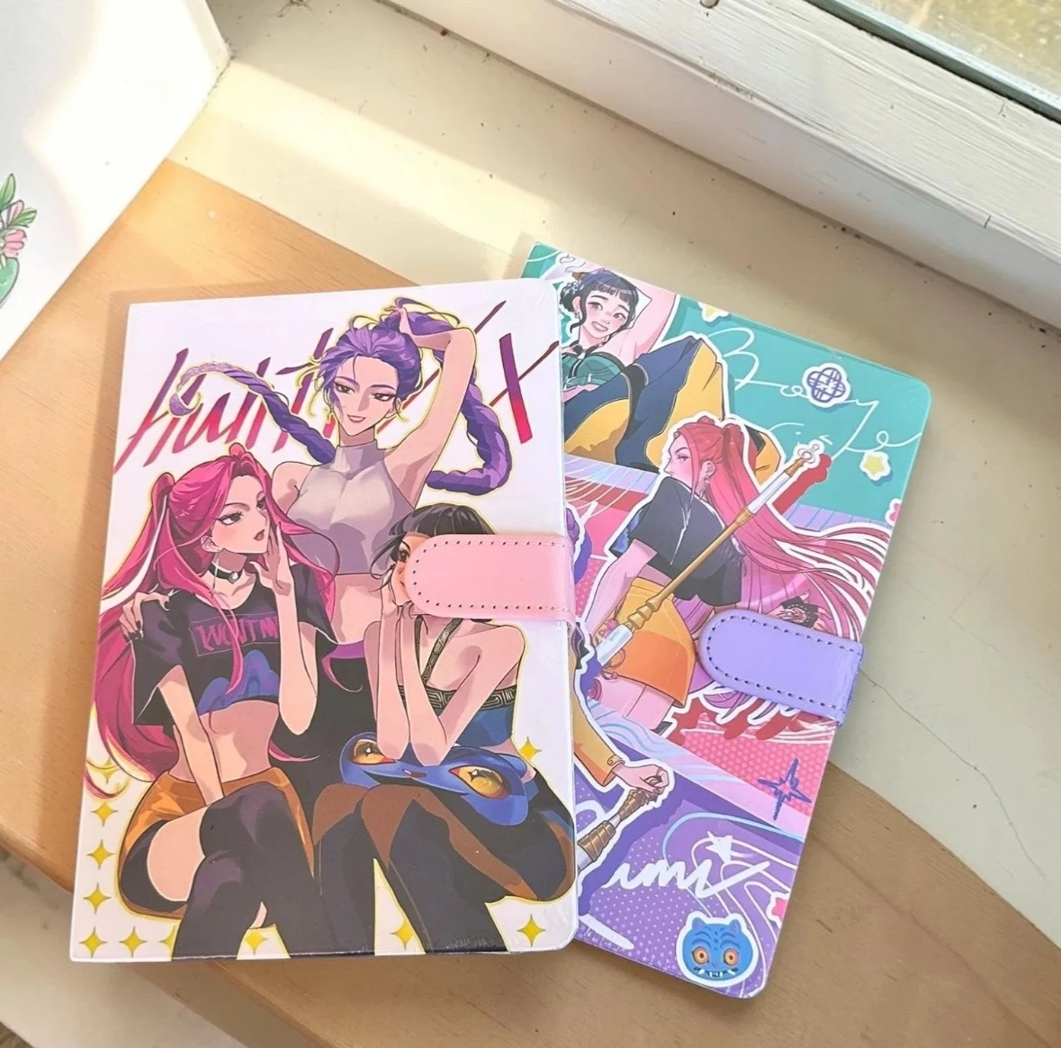 Libreta Agenda K-Pop Pasta Dura con Cierre Magnético – 60 Hojas Rayadas (4 Diseños) 3