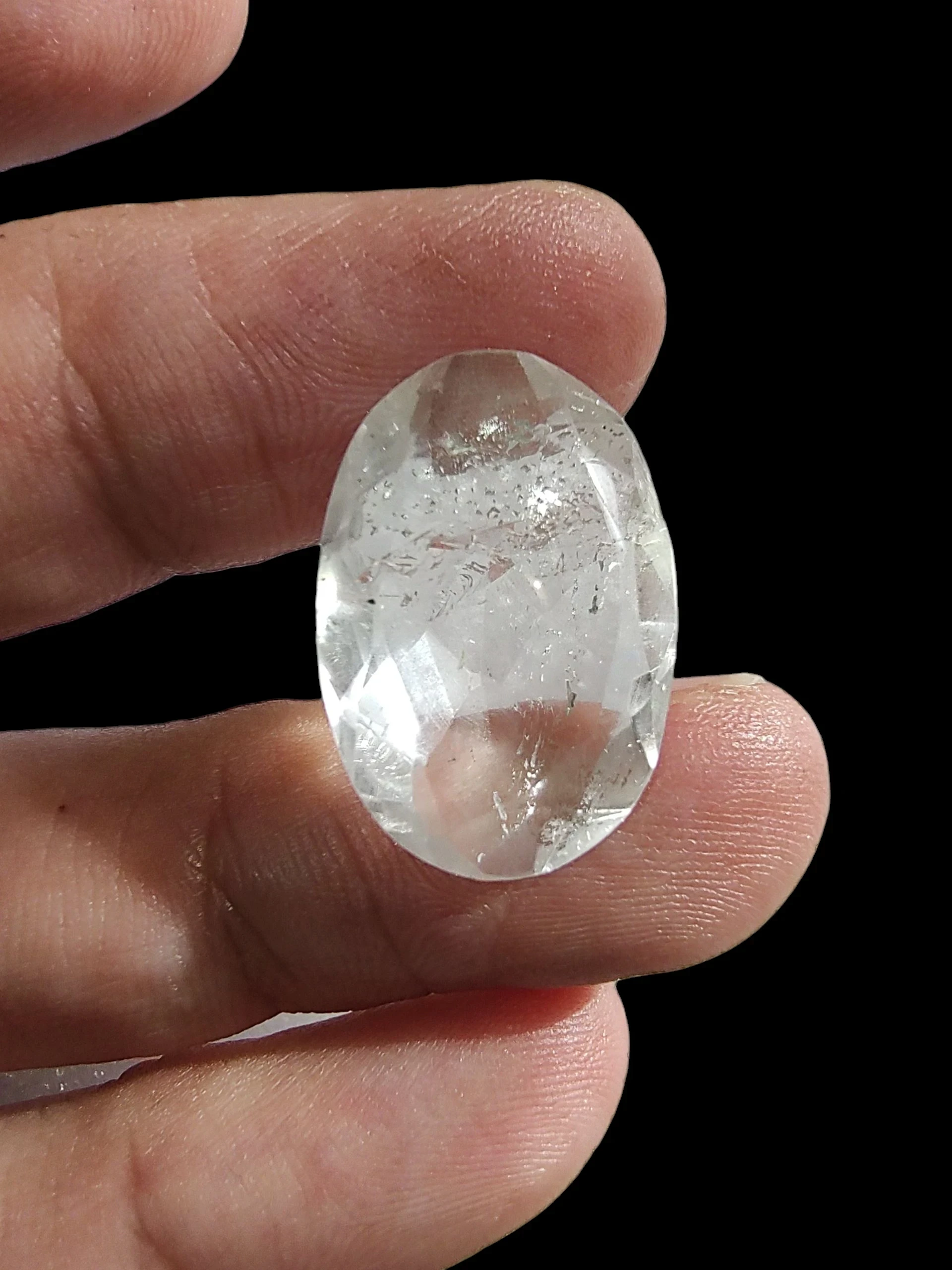 Cuarzo cristal ovalado facetado de 17.25 quilates