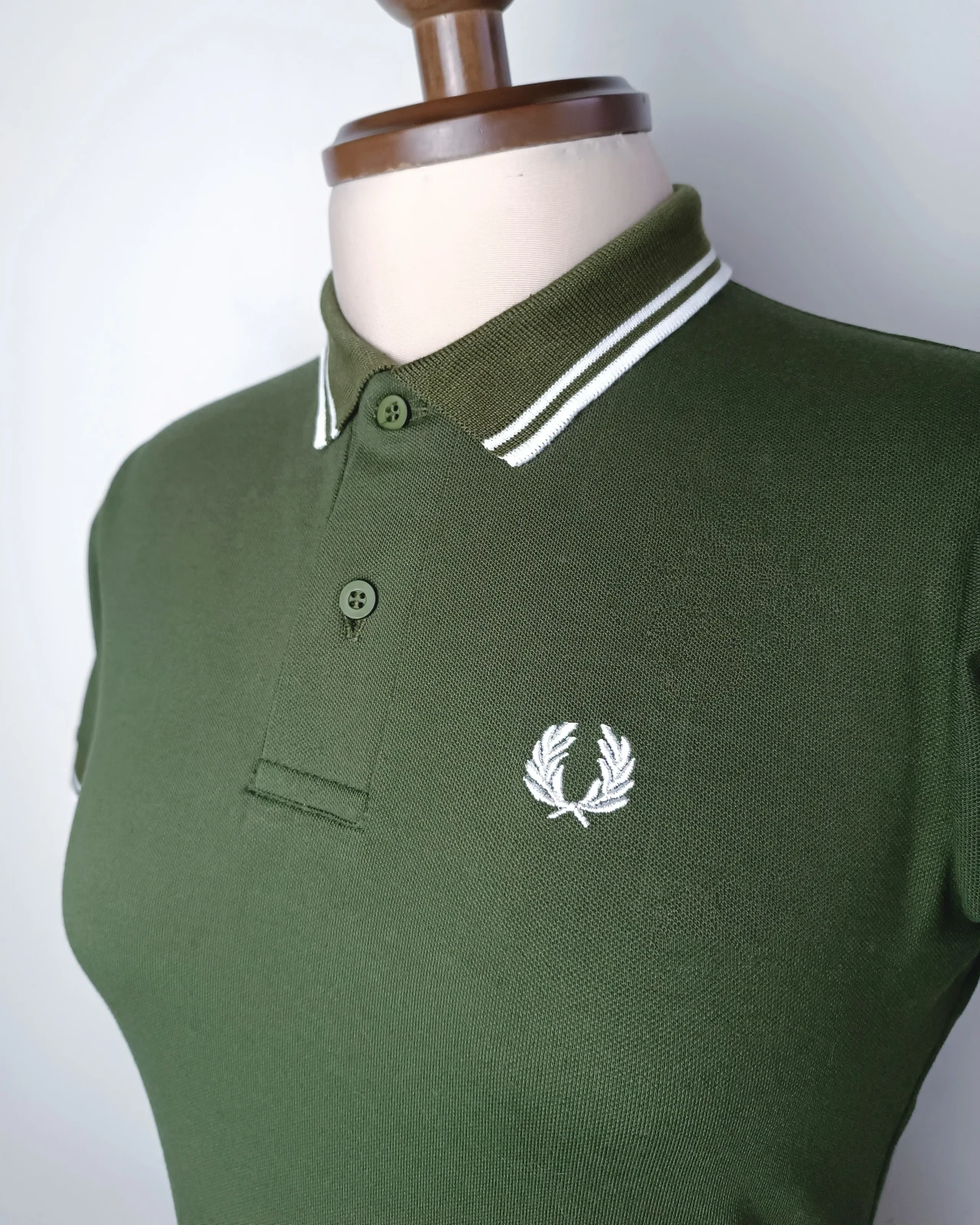 Camisa Polo verde militar con blanco