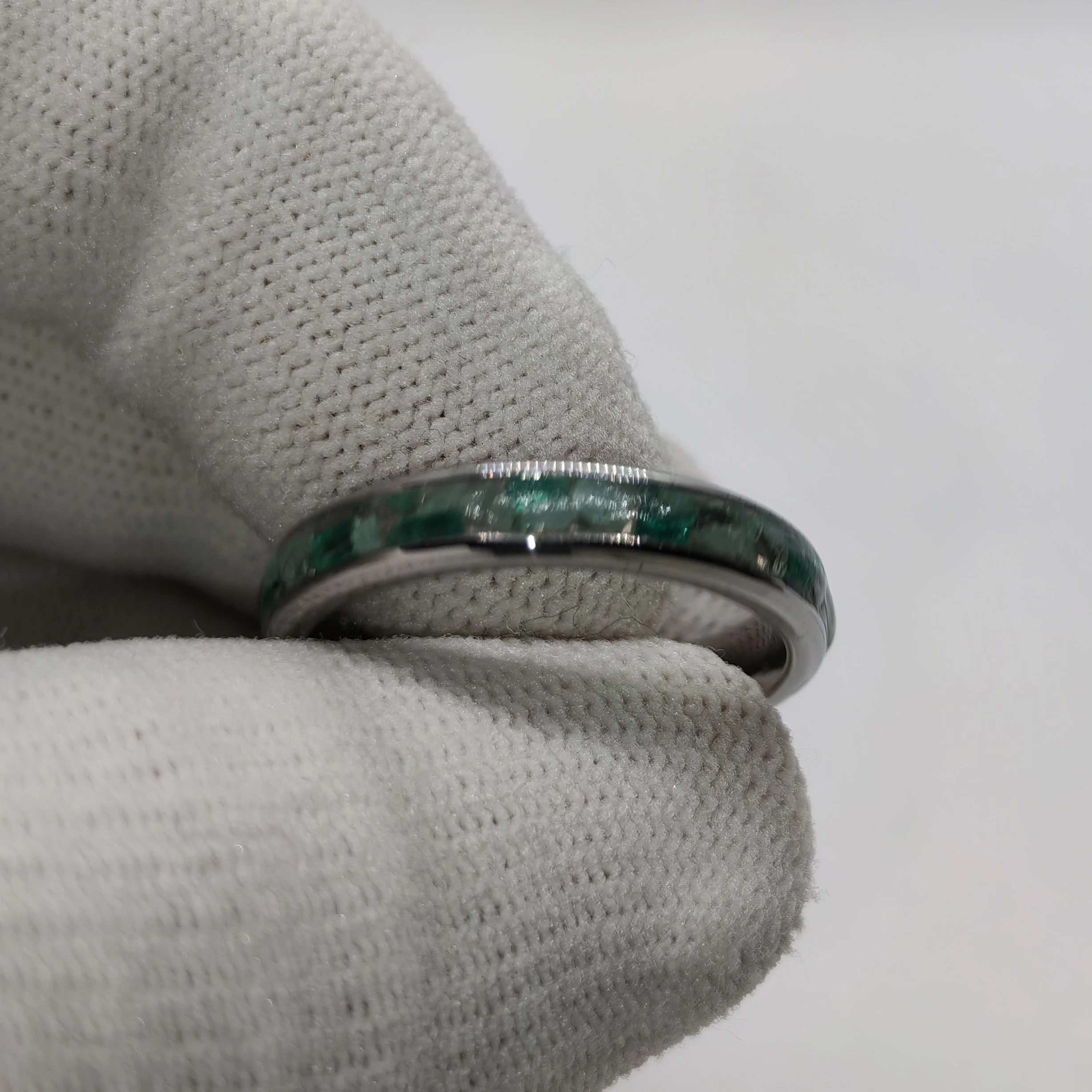 Anillo Talla 8.5 solo Esmeraldas Cristal  7