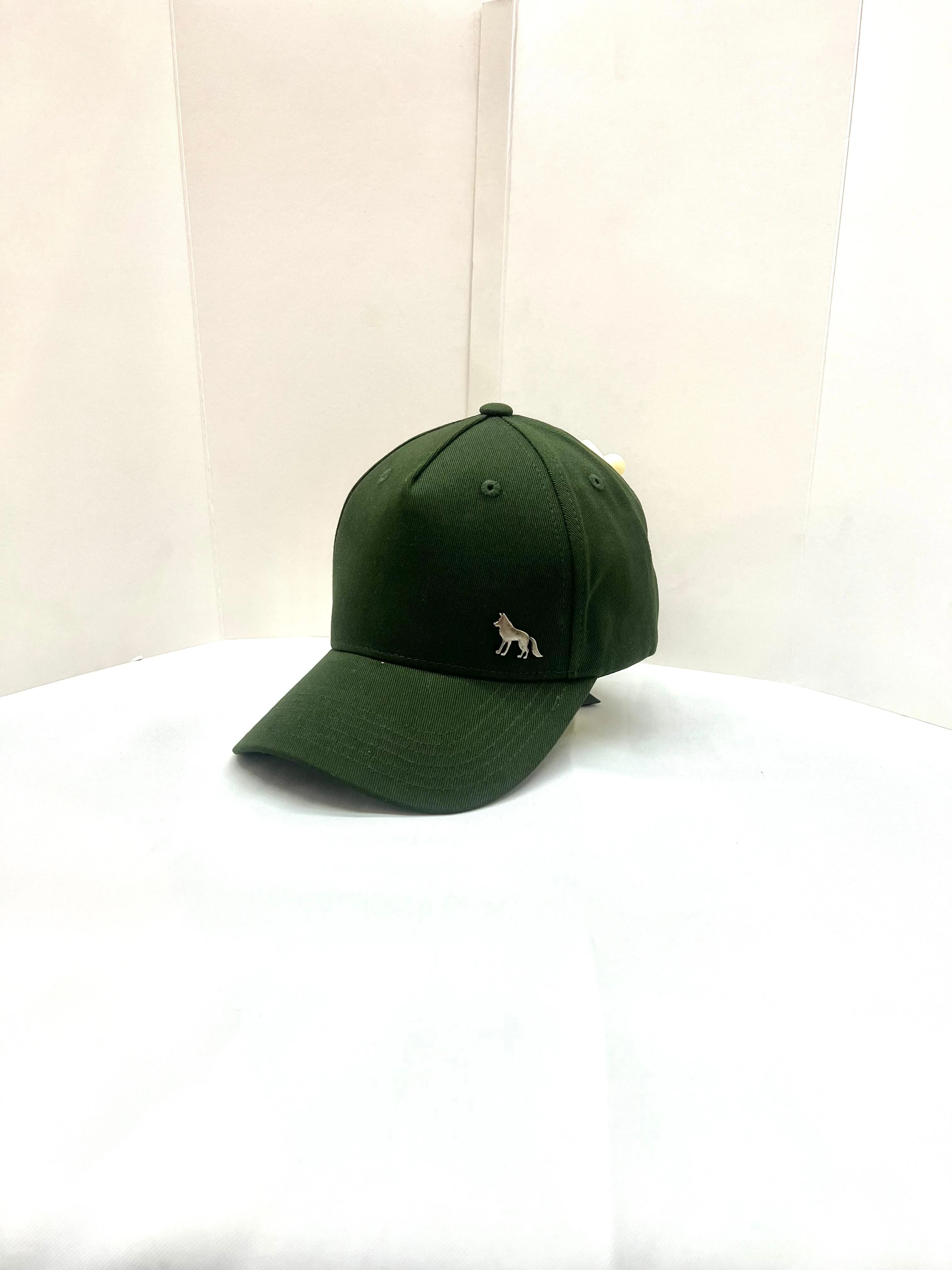 BONÉ ACOSTAMENTO COM LOGO  EM METAL 
