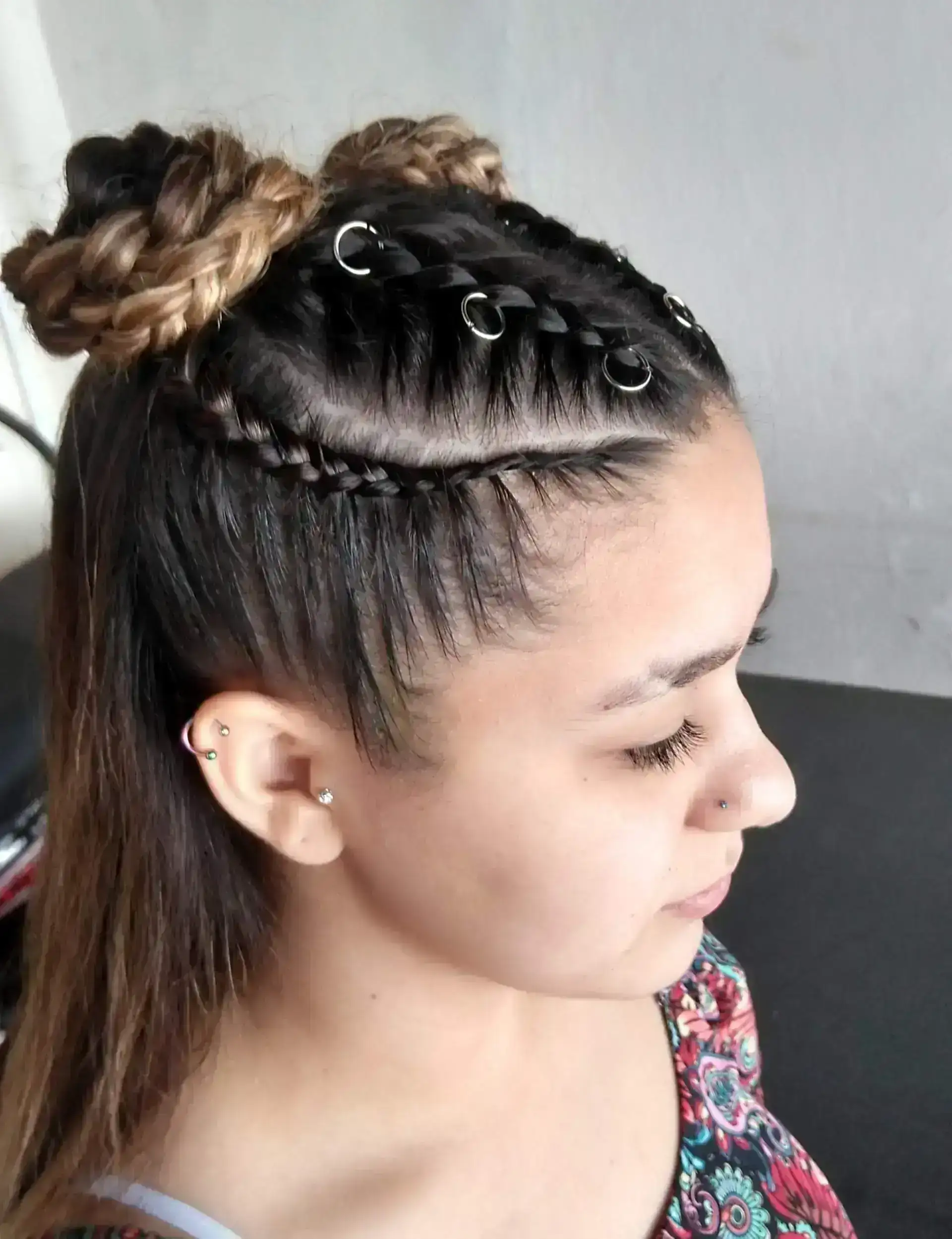 Peinado de 4 trenzas con rodetes y accesorios  2
