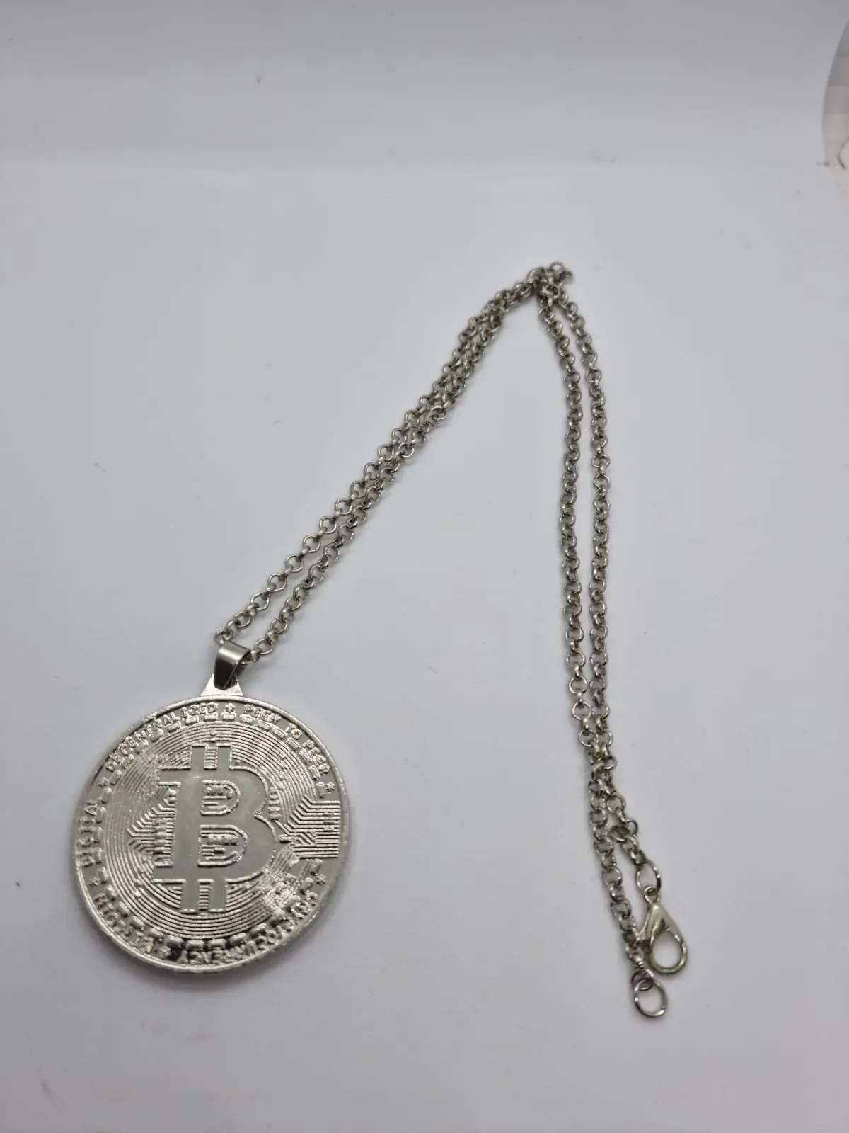 COLLAR BITCOIN PLATEADO 
