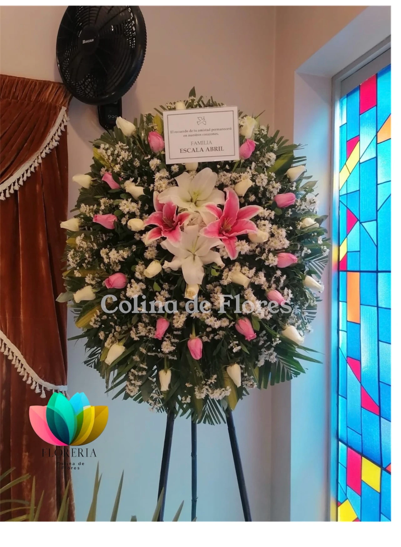 Trípode en rosas rosadas y blancas
