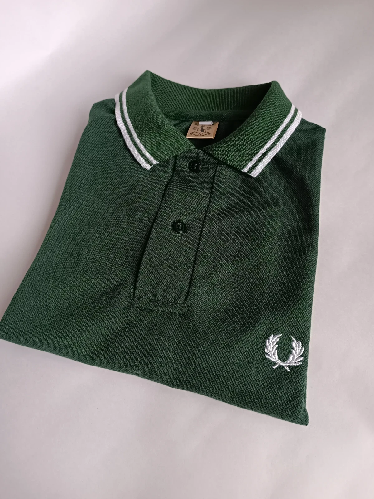 Camisa polo verde botella con blanco  2