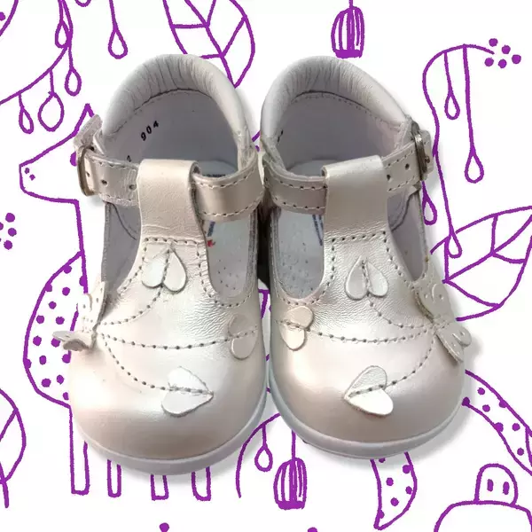 Zapato para niña color beige con corazones.  2