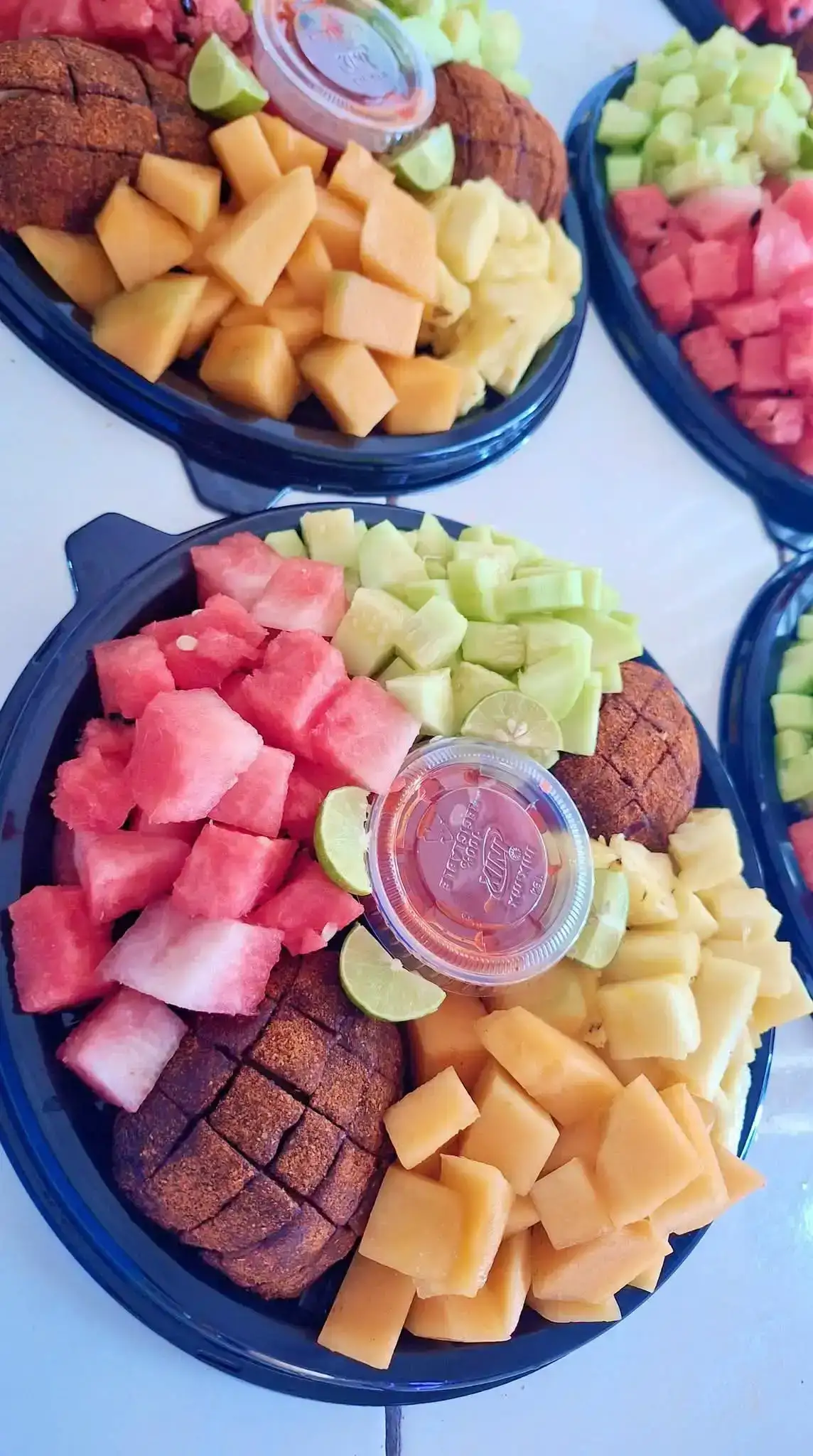 Charola fruta variada y manzana cubierta  3