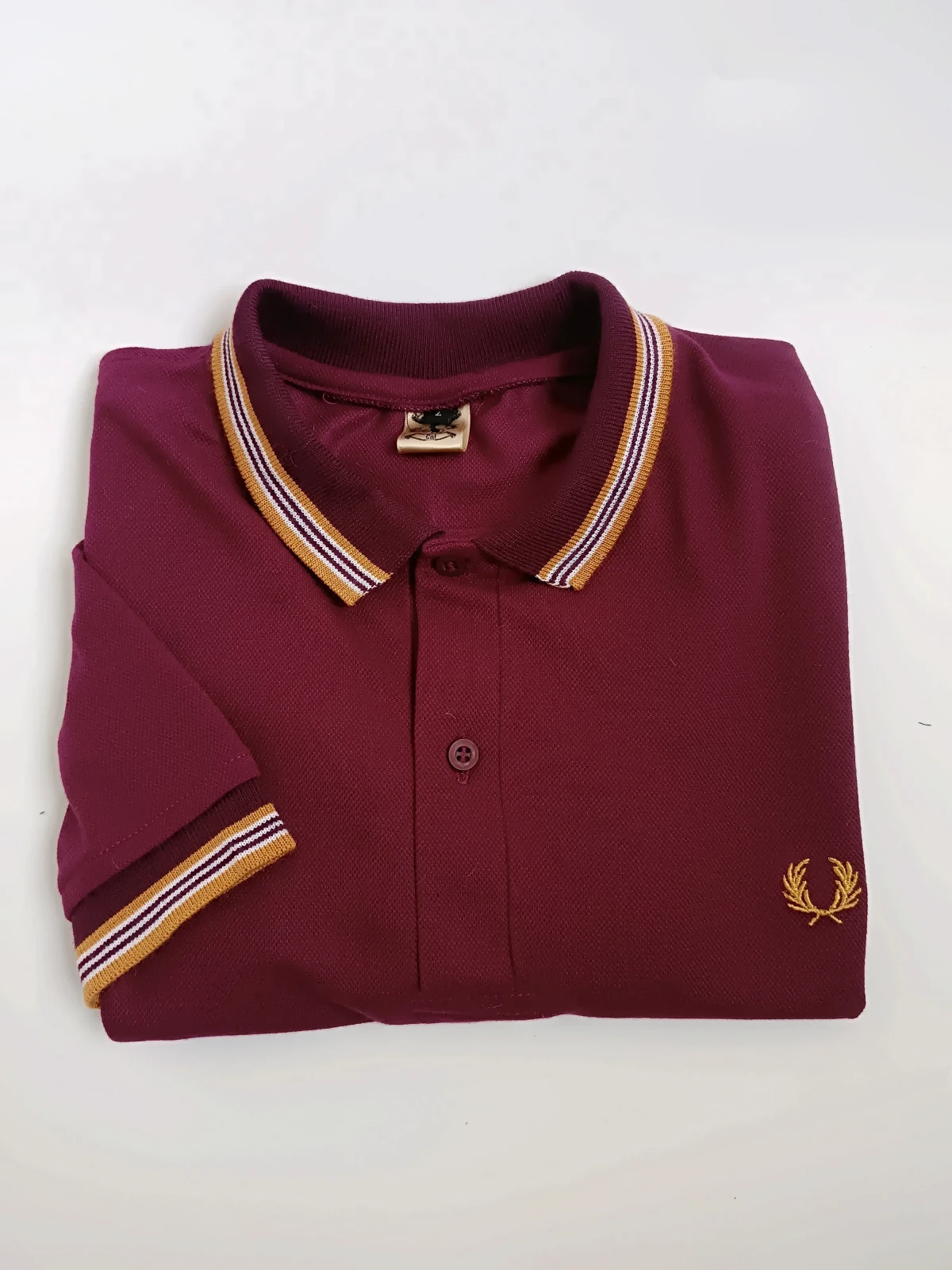Polo vinotinto con dorado  2