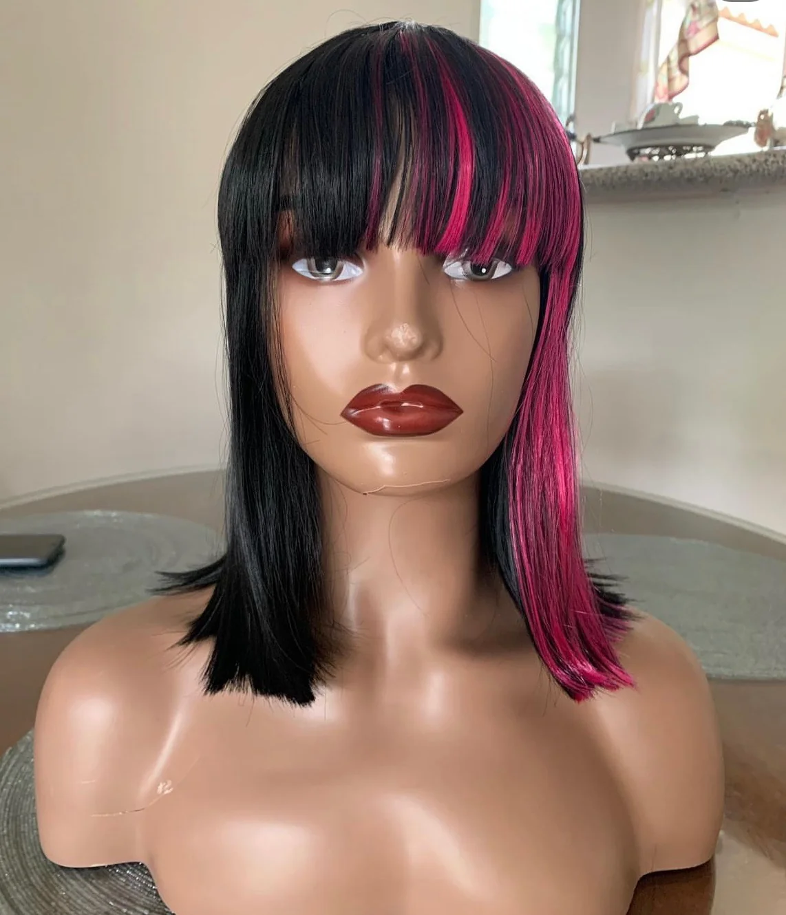 Peluca 14” con mechones fucsia 