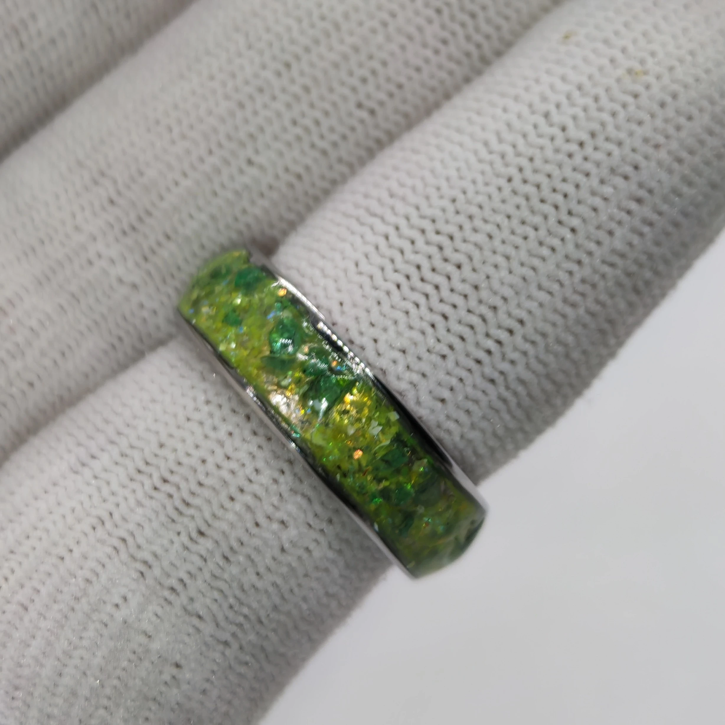 Anillo talla 6 con Esmeraldas y Destellos de Mica Verde Boreal 4