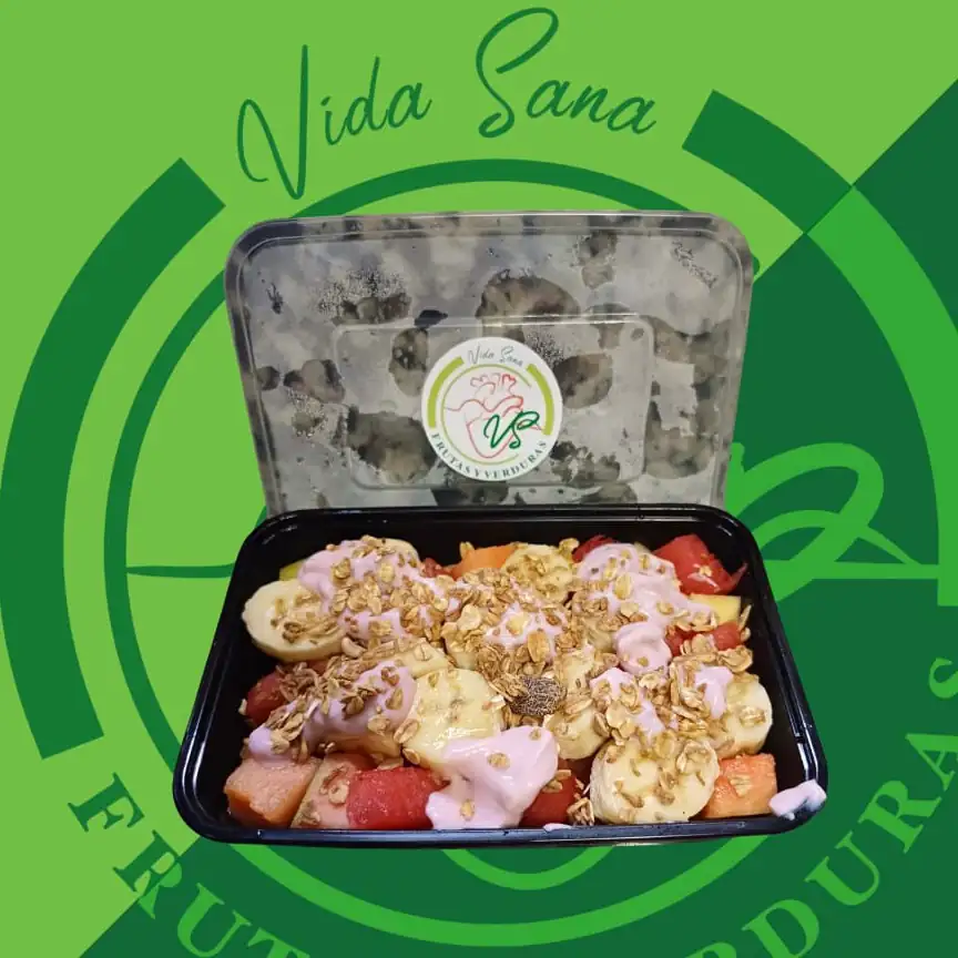 Ensalada de frutas con yogurt y granola 