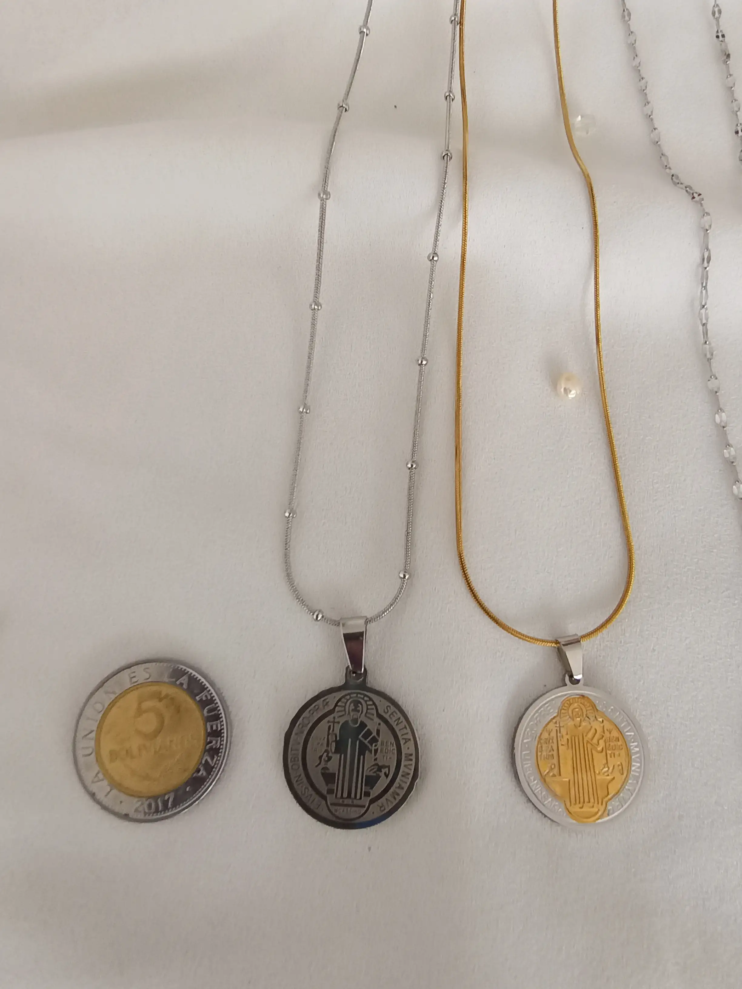 Cadena con dije de san Benito en acero inoxidable  2