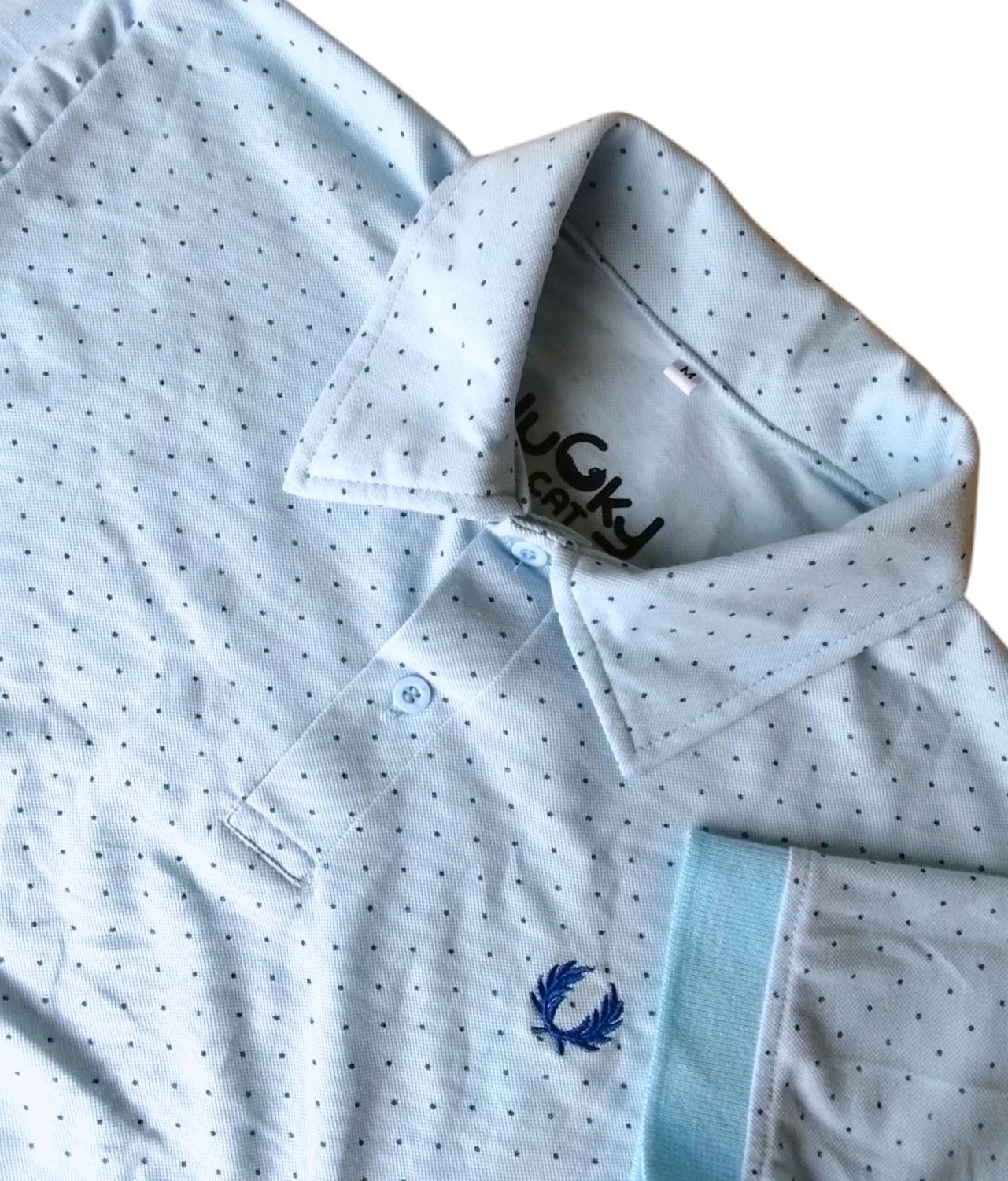 Camisa polo azul claro con puntos