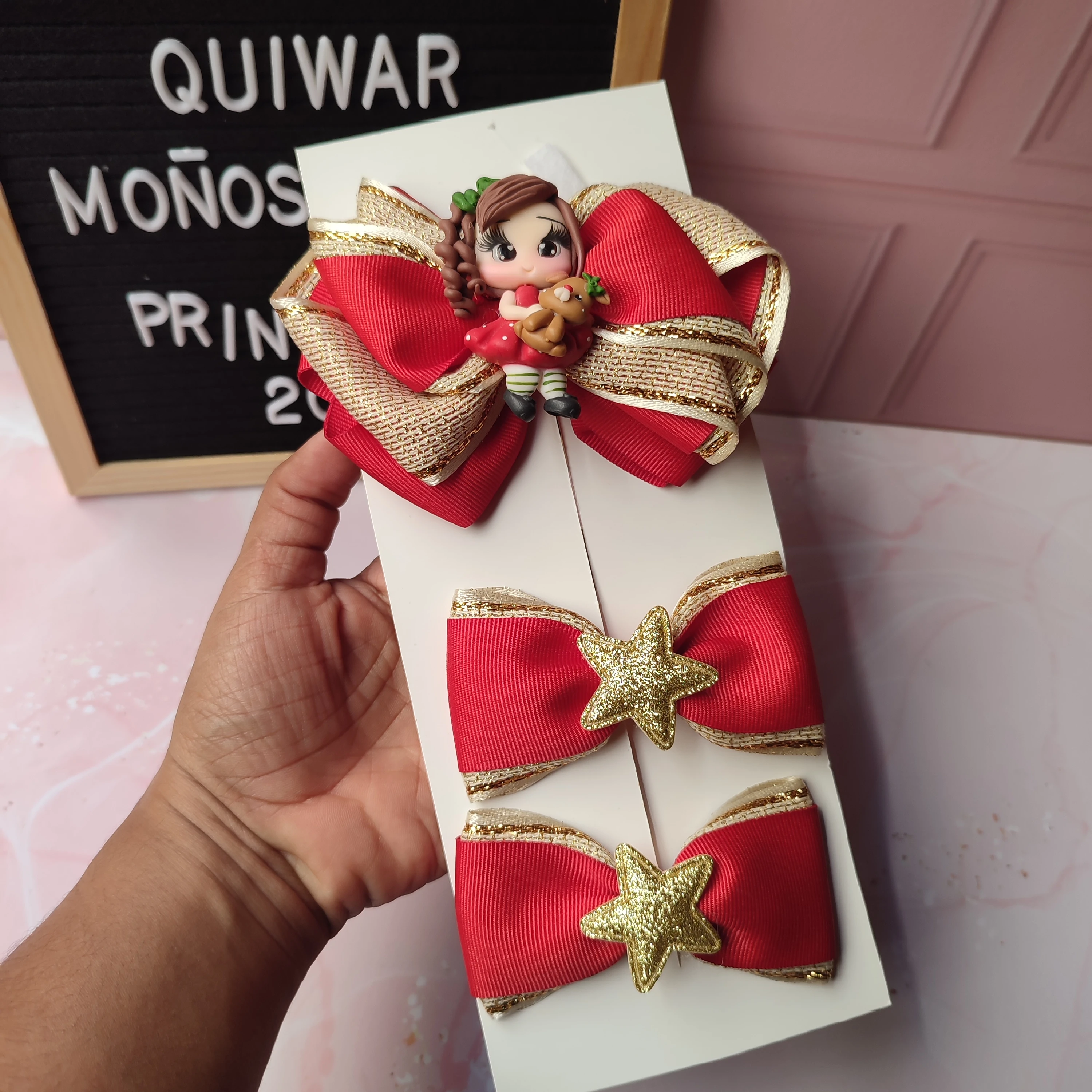 Lazo rojo con dorado navidad muñeca con reno pares rojos centro estrella