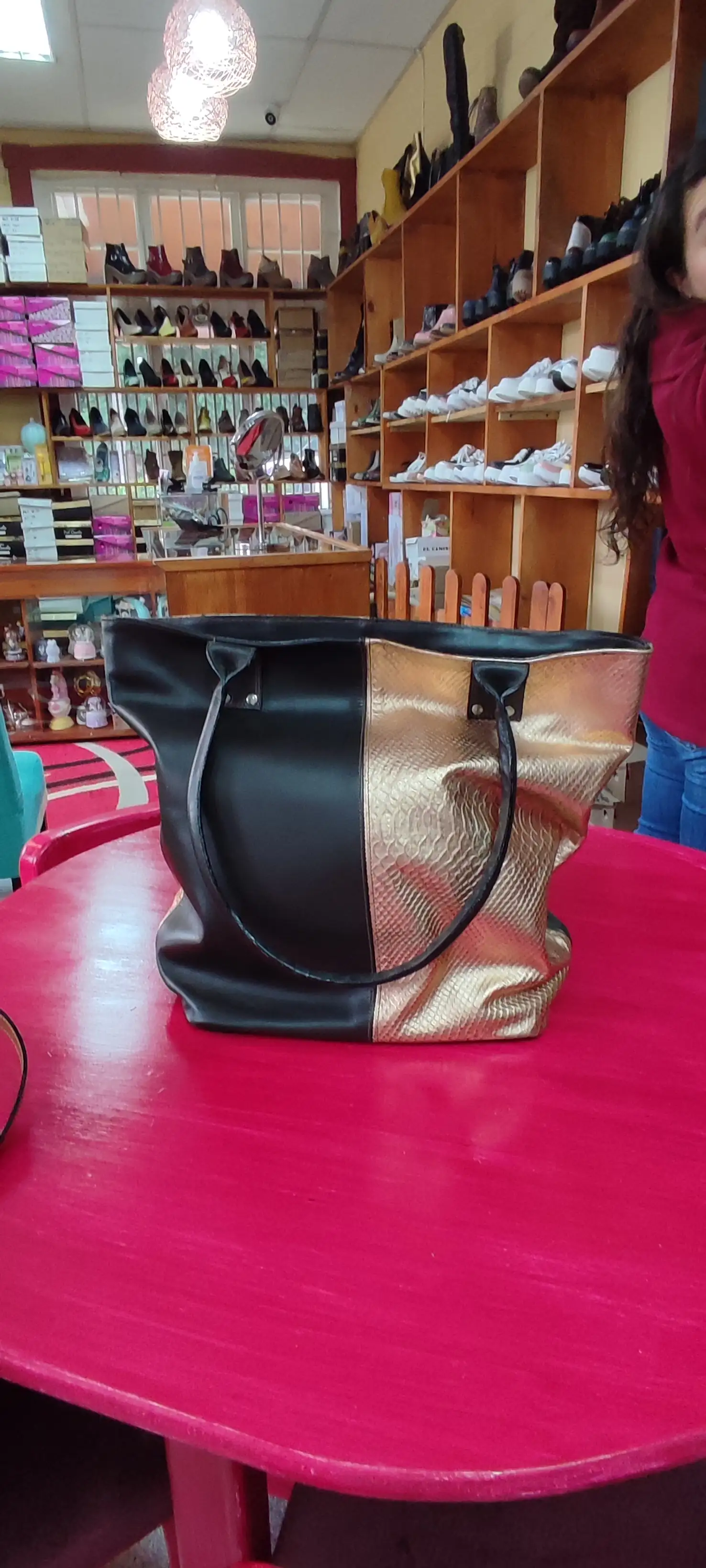 Cartera café con rosa gold