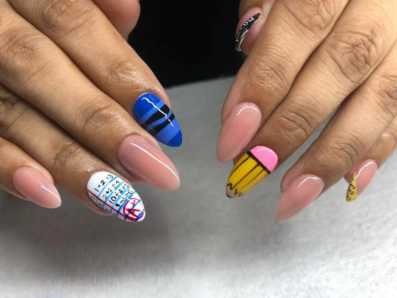 Nail mano alzada 
