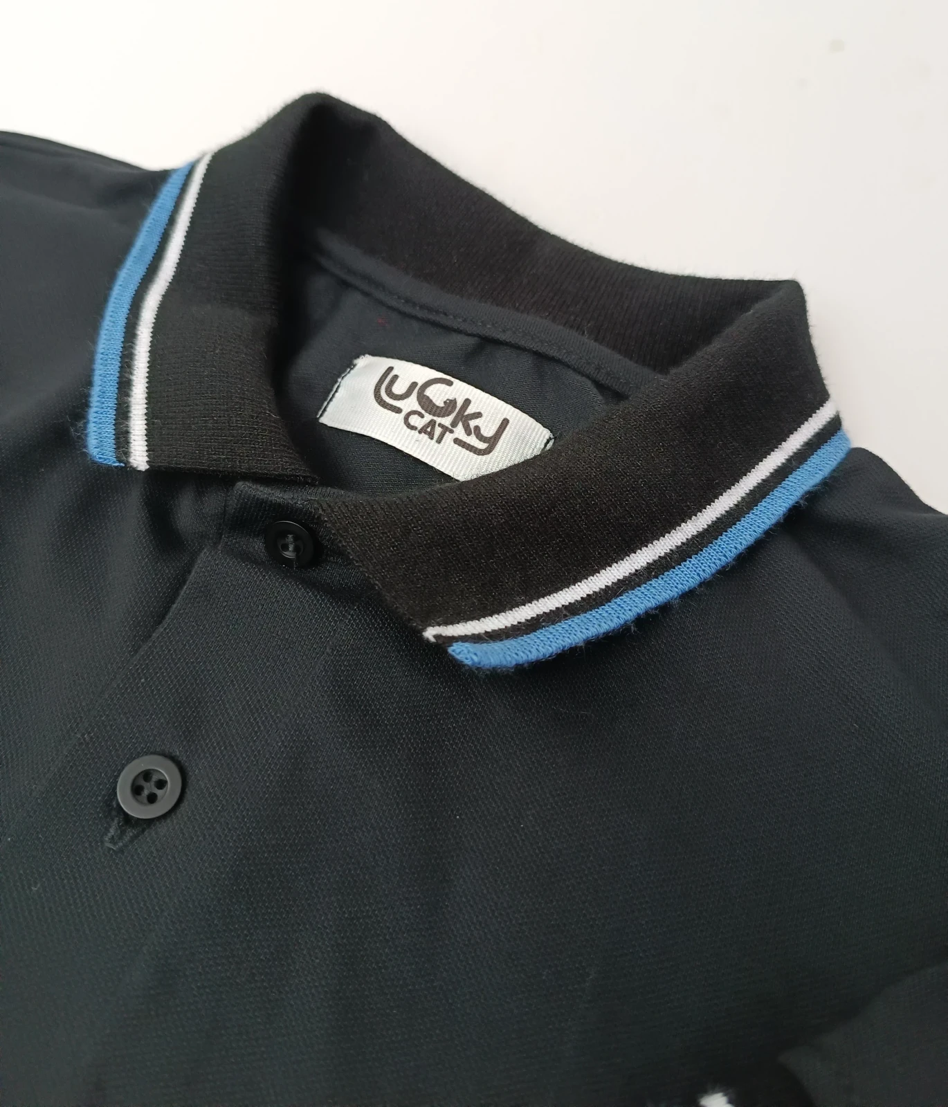 Camisa polo negro con celeste y blanco