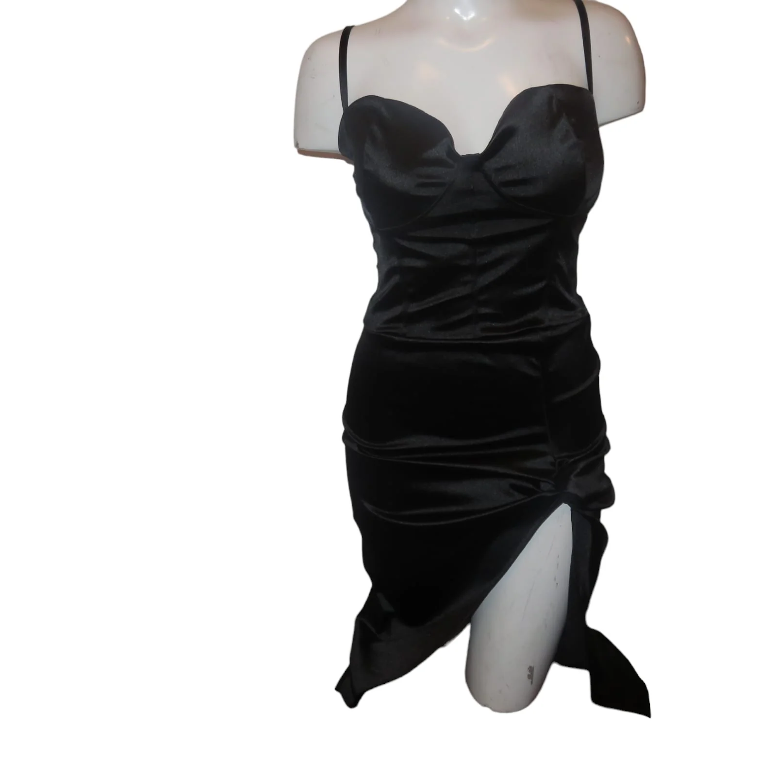 Vestido negro de satín con abertura