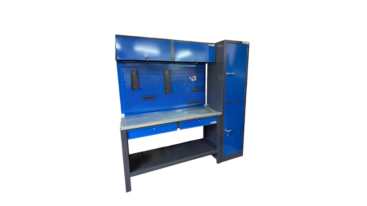 Banco de trabajo 1,50 x 0,70 (2 cajones) + tablero de 1,40 x o,80 mts + 2 alacenas 0,72 x 0,57 x 0,30 mts + armario chico 0,49 x 0,50 x 2,04 mts palladino