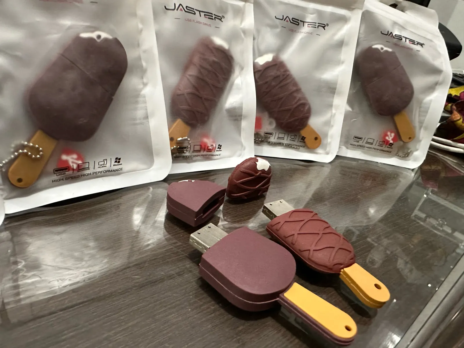 PENDRIVE ENGOMADO CON FIGURAS 32G por mayor y menor 69442828 3