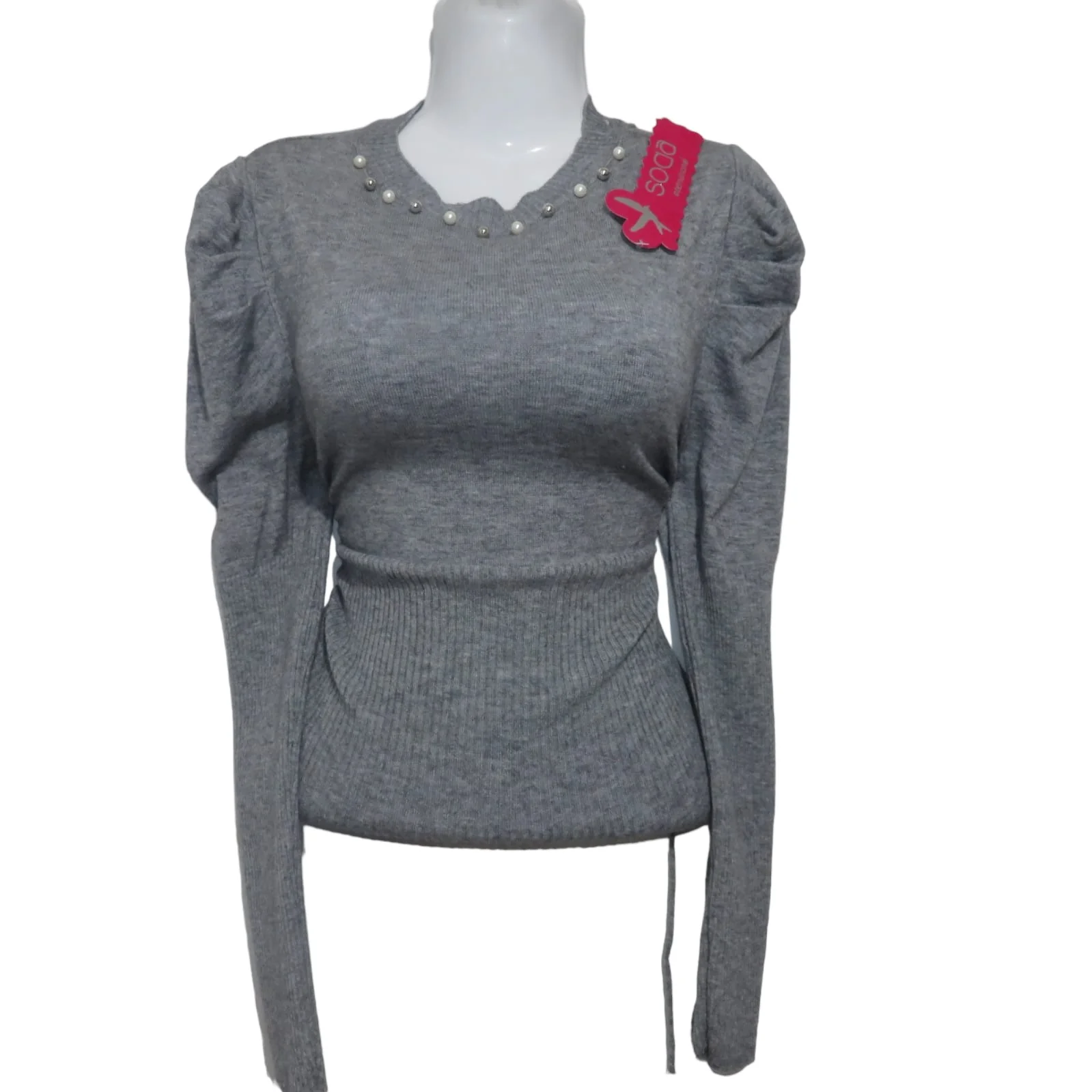 Blusa tipo suéter gris con perlas