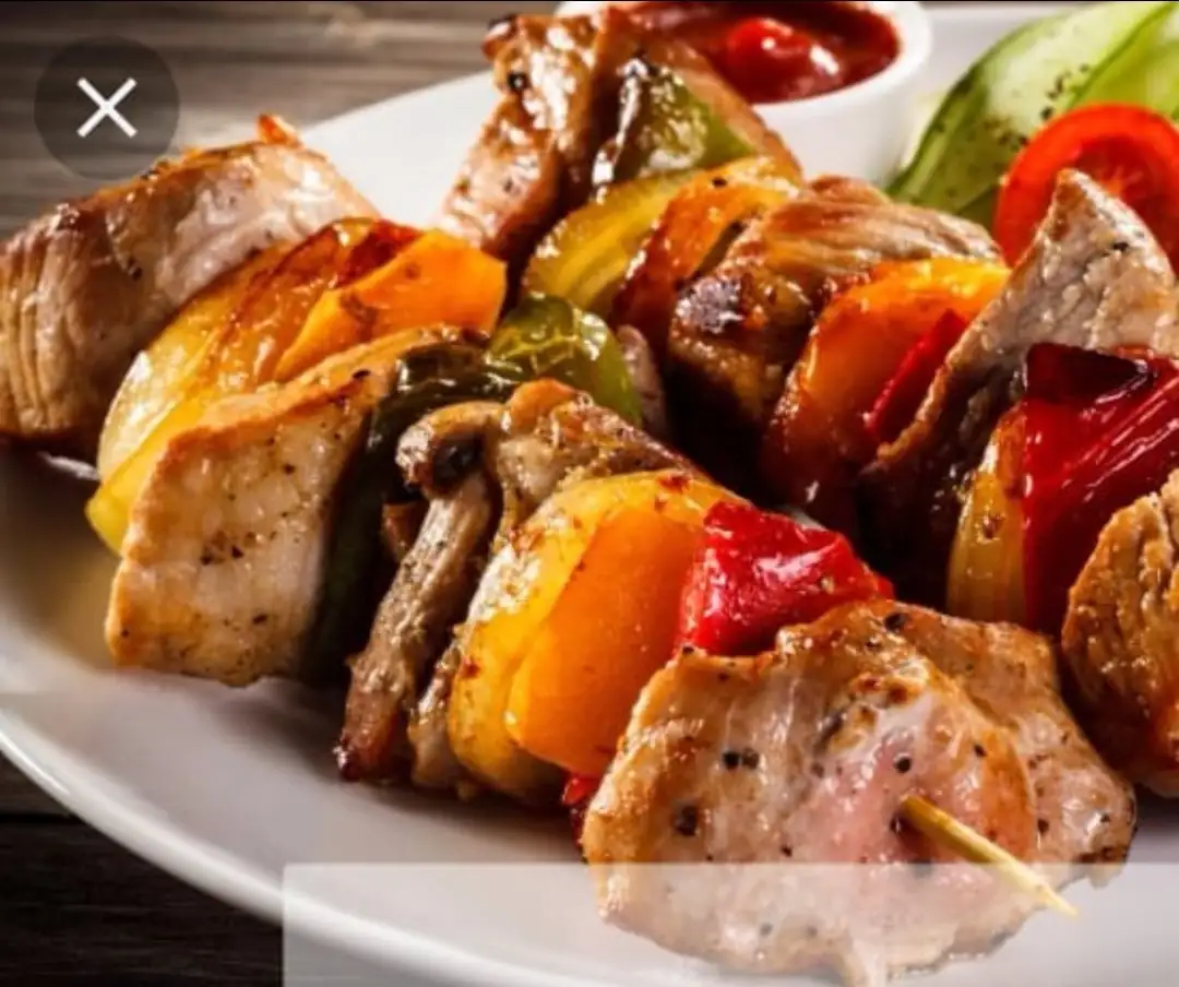 Brochetas de carne y pollo