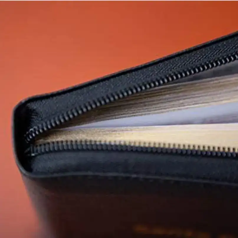 Biblia portátil con cierre RVR60 5