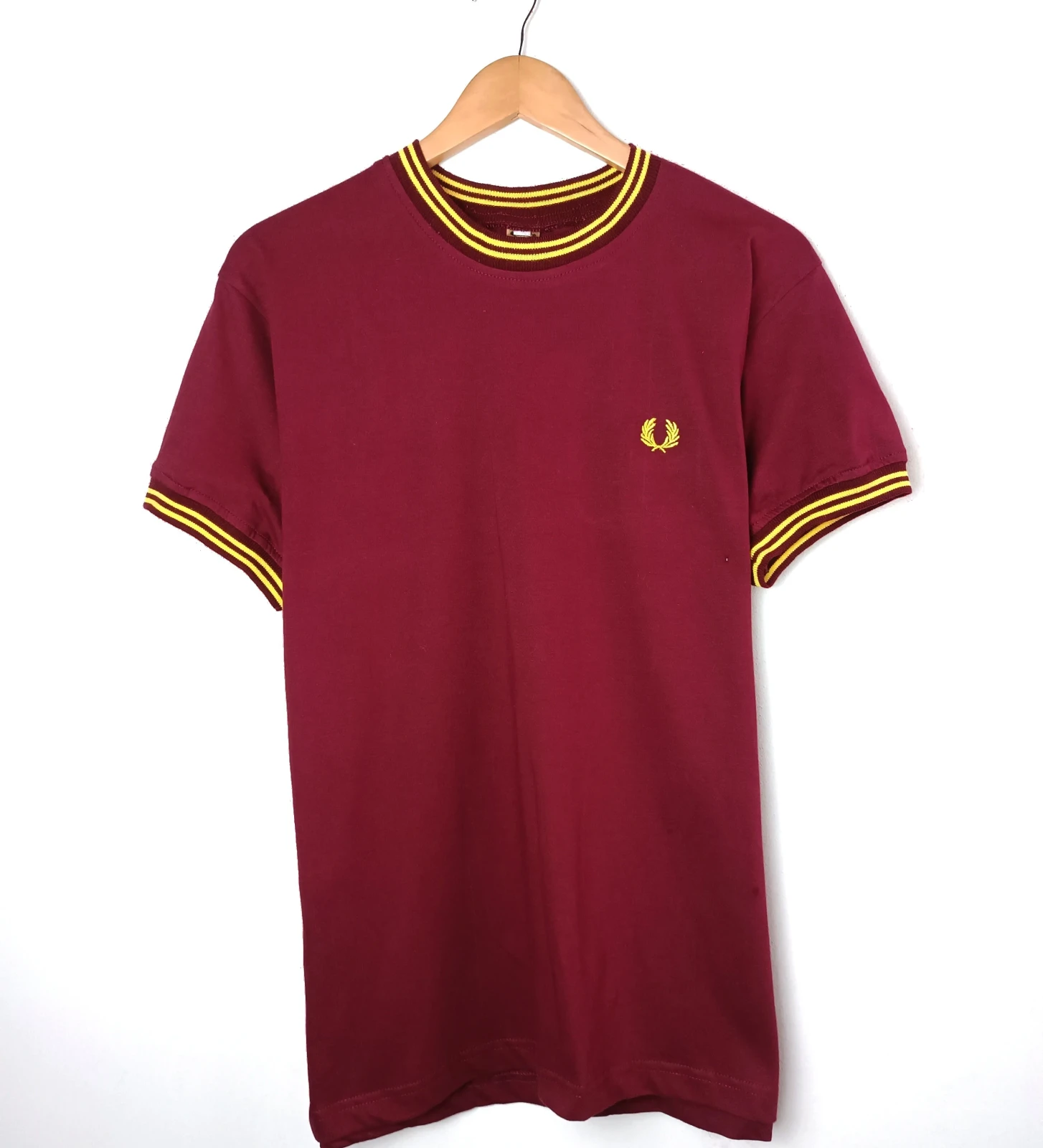 Camiseta algodón vinotinto con amarillo 