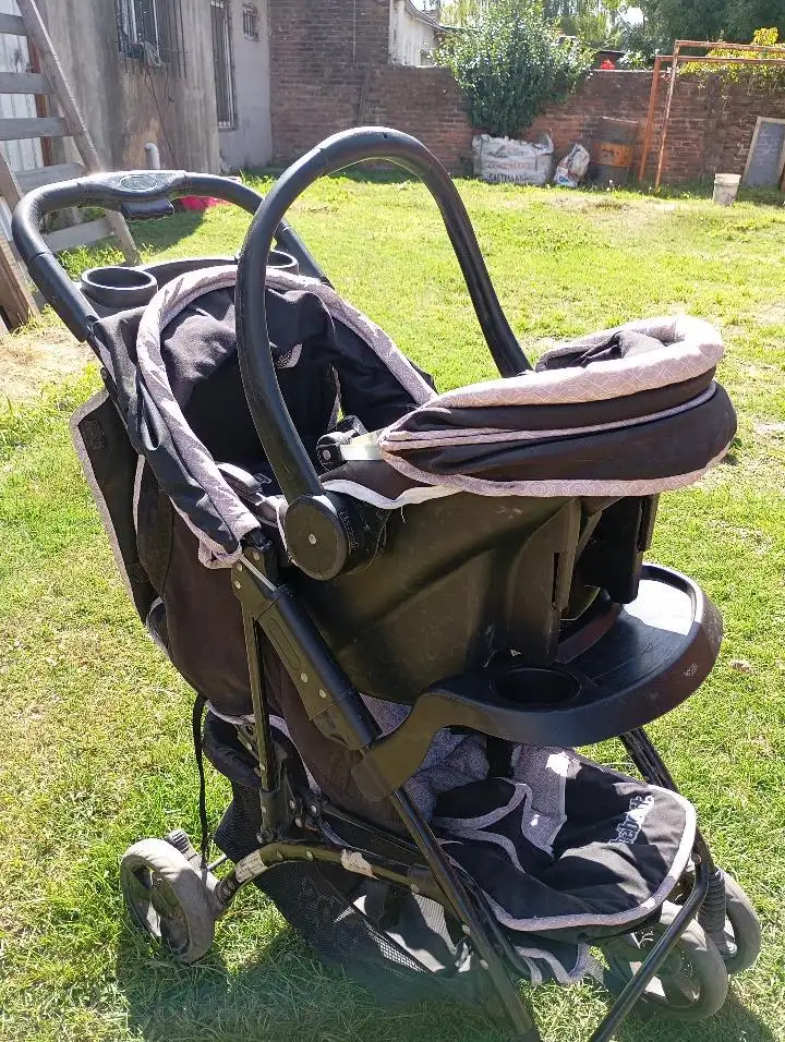 Cochecito cuna con huevito desmontable. Marca Bebesit.  plegable, liviano y cuenta con cinturón de seguridad para paseos seguros. Ideal para niños desde recién nacidos (usando el huevito) hasta mayores. 2