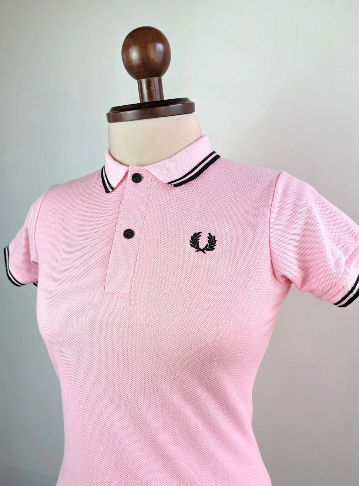 Camisa Polo rosada con líneas negras