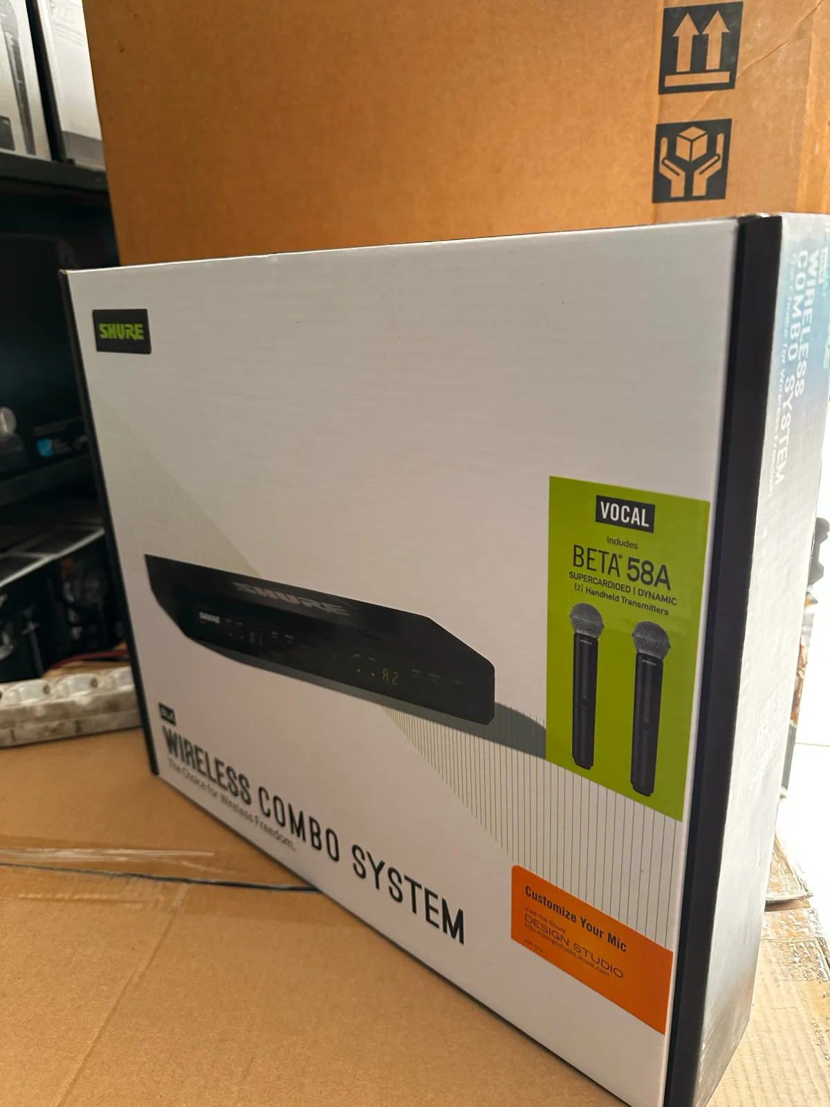 Shure BLX288/B58 PRECIO: 3300Bs Un sistema inalámbrico dual que incluye el receptor BLX88 y dos transmisores de mano BLX2 con cápsulas de micrófono Beta 58A integradas. Es conocido por combinar un sonido de calidad profesional con una configuración sencilla.  Características Principales Calidad de Audio Superior: Ofrece el legendario sonido Shure con claridad profesional y fiabilidad para voces en vivo, discursos o karaoke. Facilidad de Uso: Cuenta con la función "QuickScan" de un solo toque, que localiza rápidamente la mejor frecuencia abierta para evitar interferencias, lo que facilita la configuración. Alcance y Batería: Proporciona un rango de operación de hasta 100 metros (300 pies) y los transmisores funcionan hasta 14 horas continuas con dos pilas AA (incluidas). Construcción Robusta: Los micrófonos Beta 58A están diseñados con una rejilla de malla de acero endurecido y un sistema antigolpes neumático avanzado que minimiza el ruido de manejo y resiste el uso rudo. Patrón Polar Supercardioide: La cápsula Beta 58A tiene un patrón supercardioide uniforme que aísla la fuente de sonido principal y rechaza eficazmente el sonido fuera del eje, proporcionando una alta ganancia antes de la retroalimentación.  3