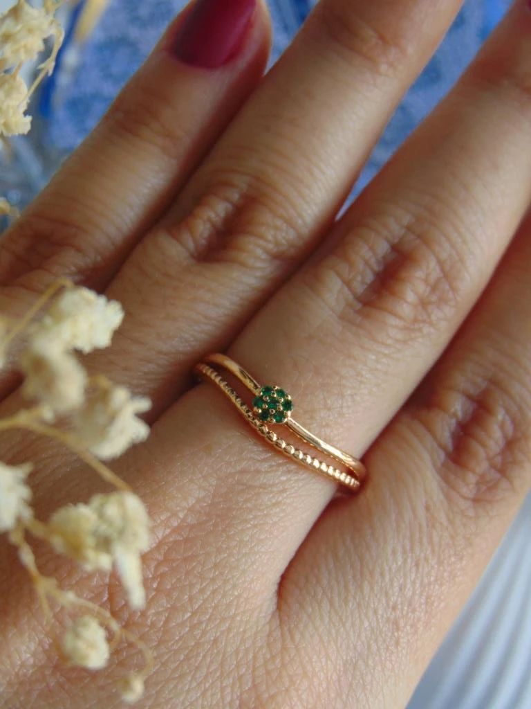 ANILLO ACERO DOR DELG DOS LINEAS MINI FLOR VERDE