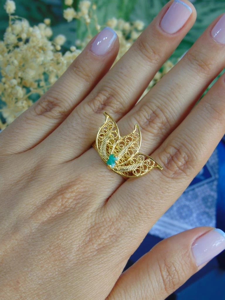 ANILLO BAÑO DE ORO 24K FILIGRANA PETALOS MURRALLA ESMERALDA