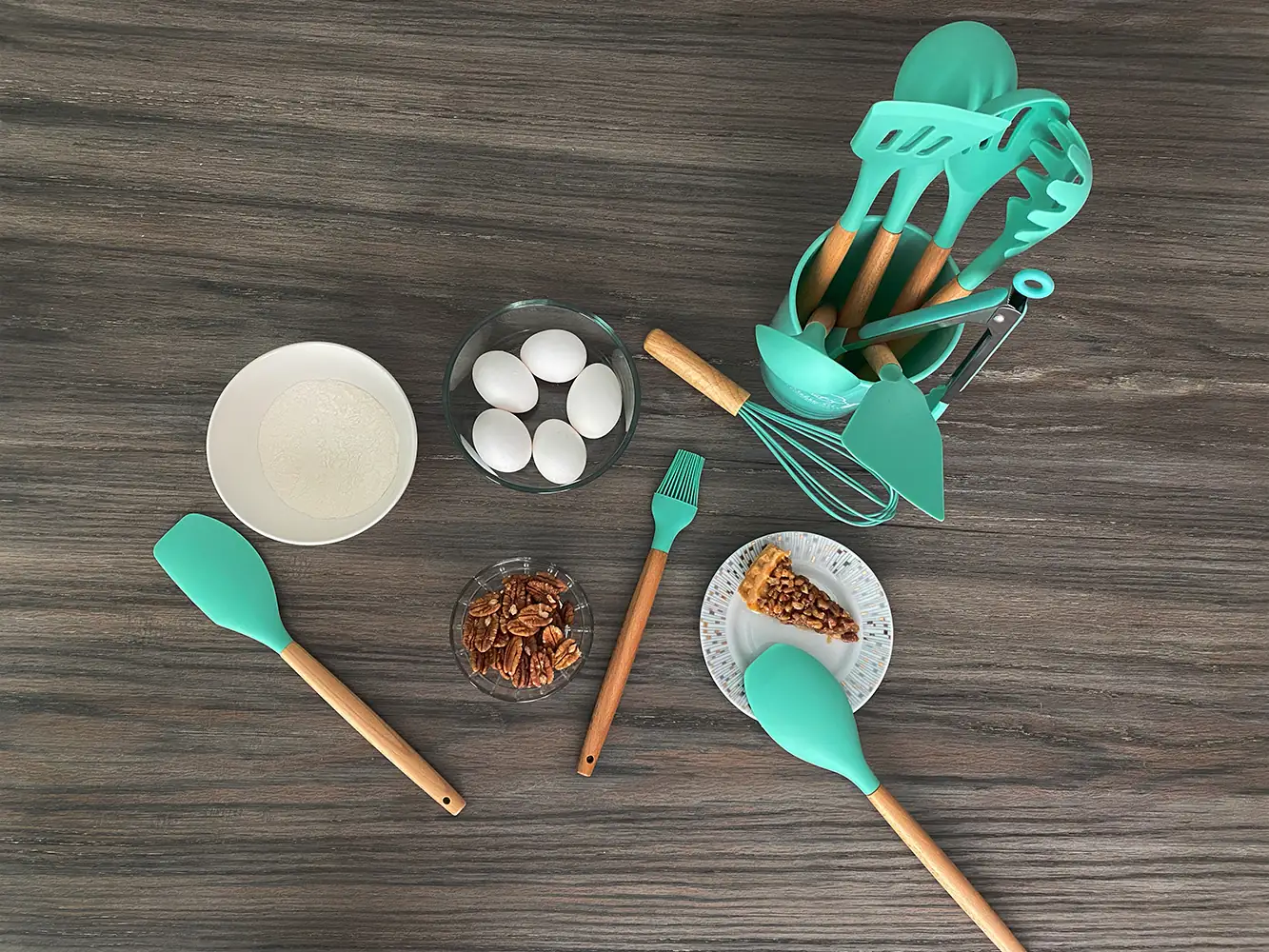 Juego de utensilios de cocina en silicón y madera  2