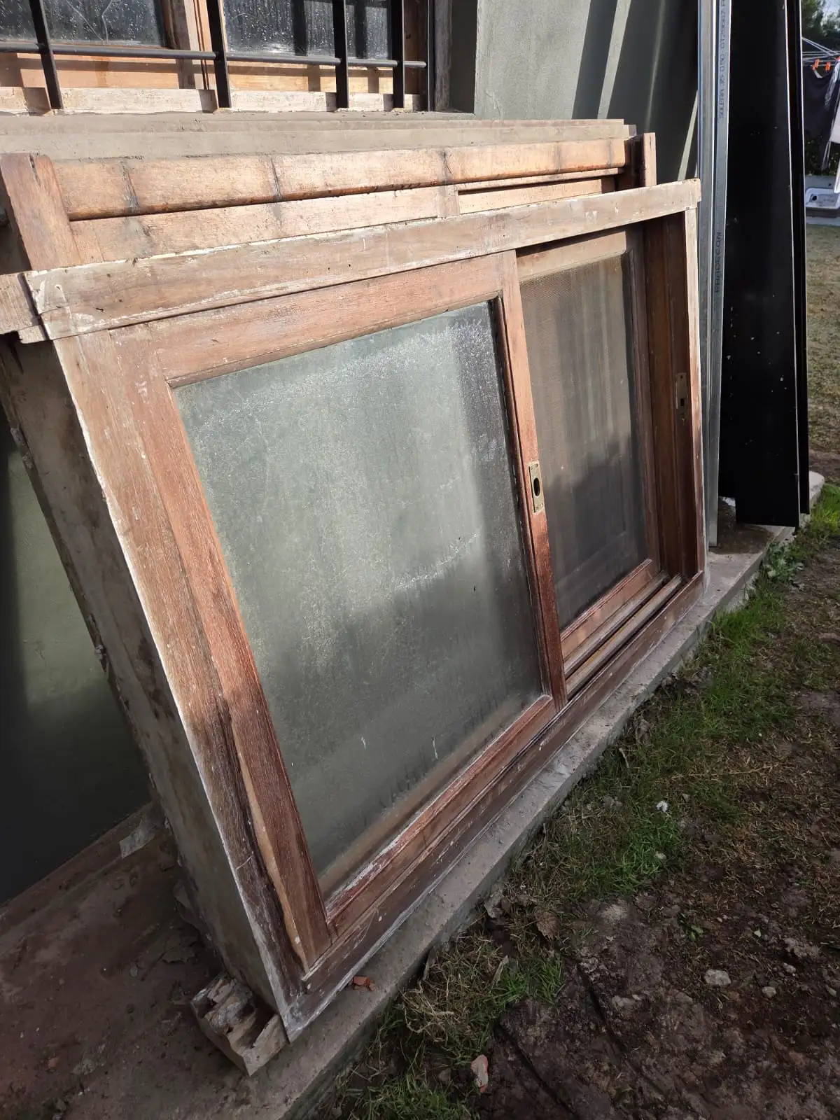 1 75 x 1 25...1.70 x 1.15 Ventana de cedro con mosquitero