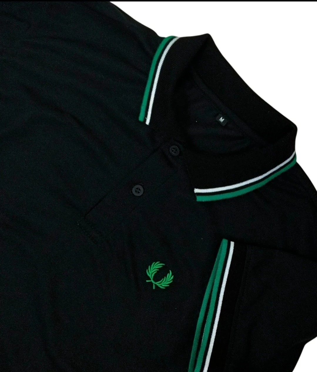 Camisa polo negra con verde y blanco 