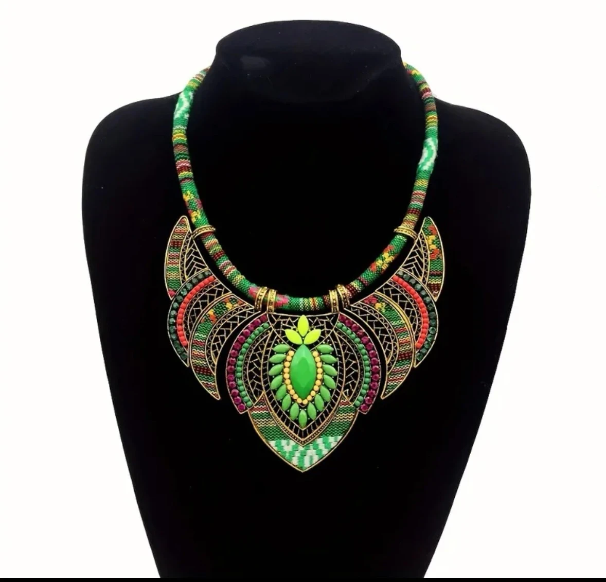 Collar con diseño étnico y textura de aguayo