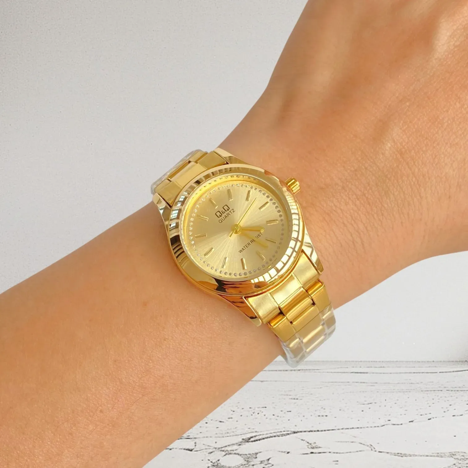 Reloj Q&Q Original Acero Redondo Análogo Dorado Fondo Dorado 2