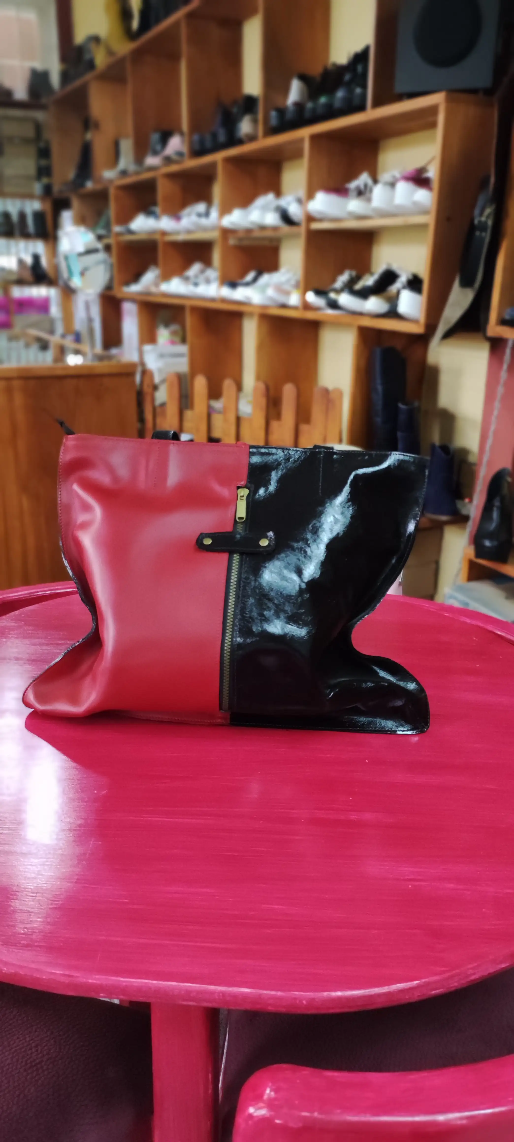 Cartera negra con rojo cuadrada