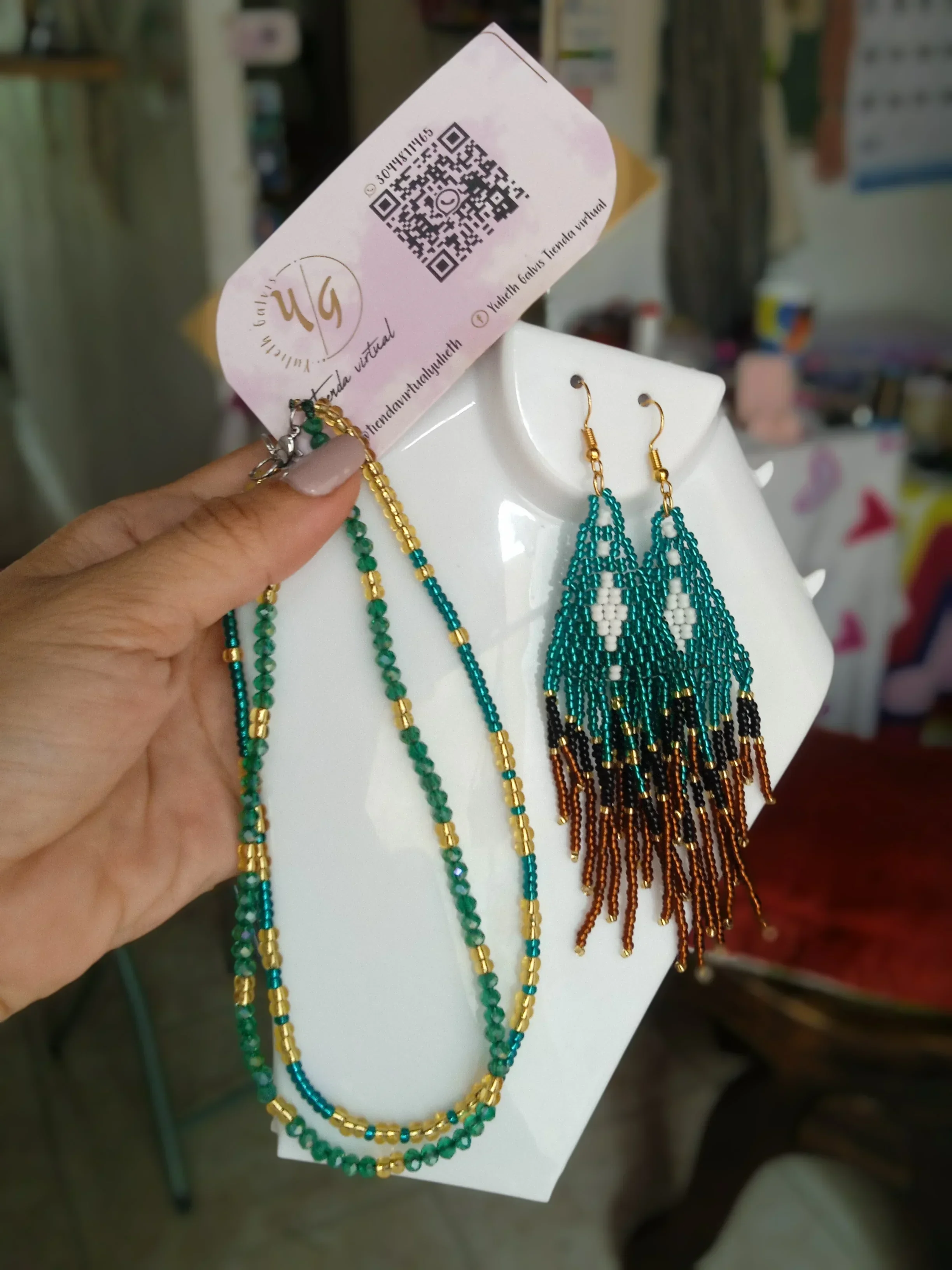 COLLAR TIPO SHOCKER + ARETES