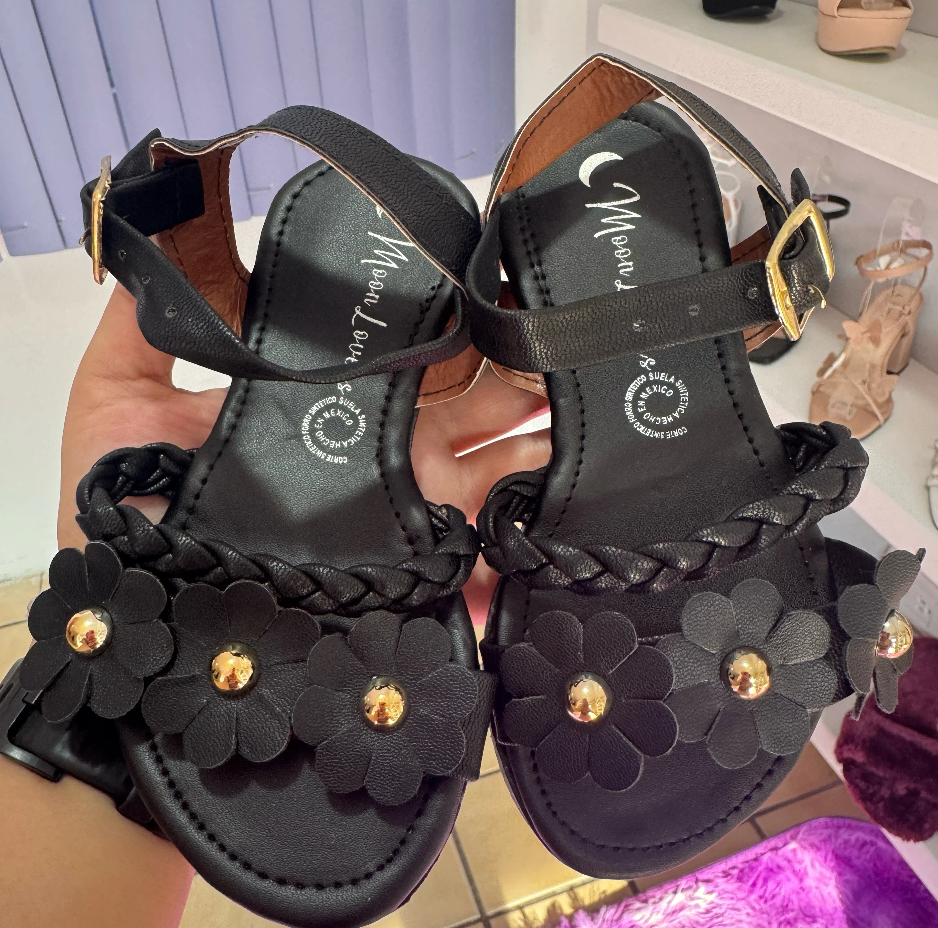 Mod.1000 Sandalia Niña Negro trenza y flores