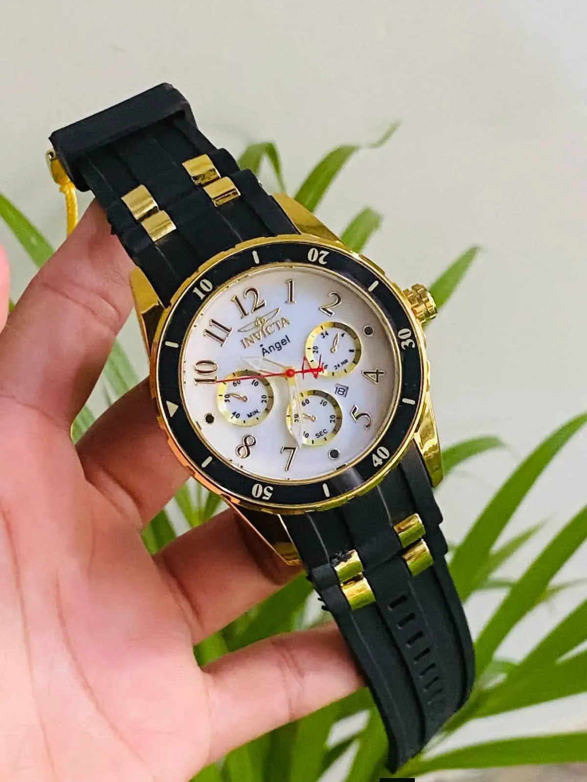 Reloj Invicta, Movimiento automático en liquidación  3