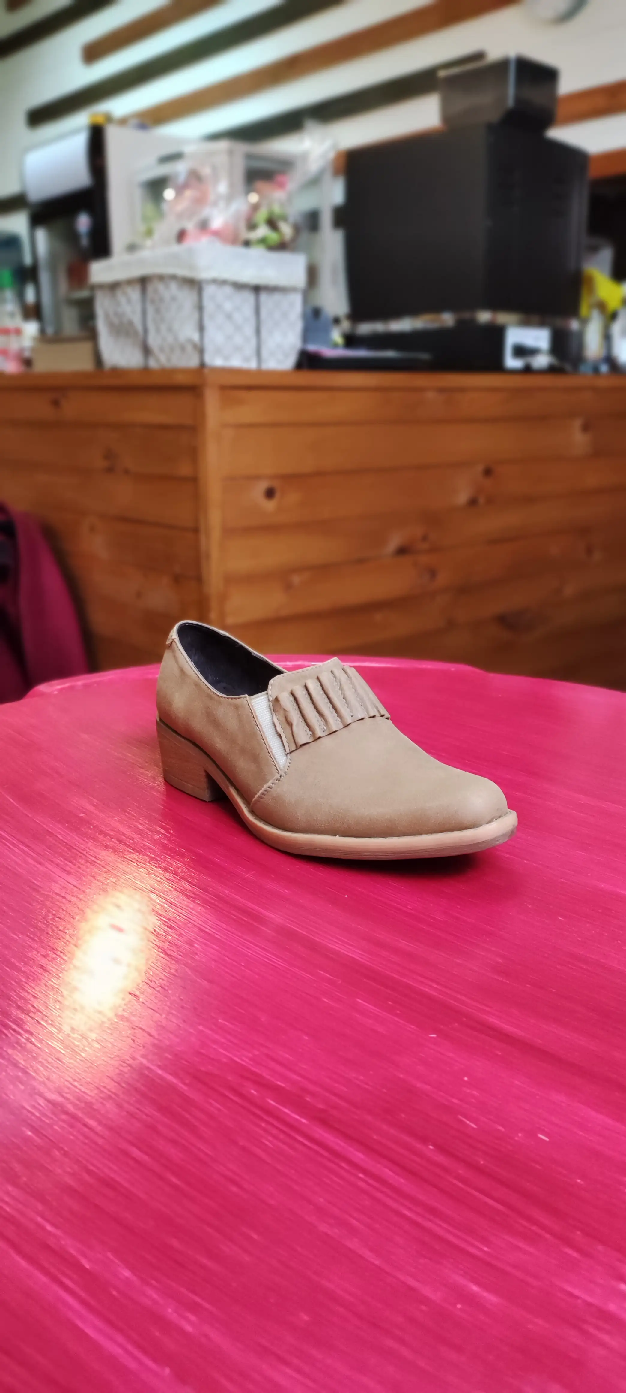 Zapato bajo cafe