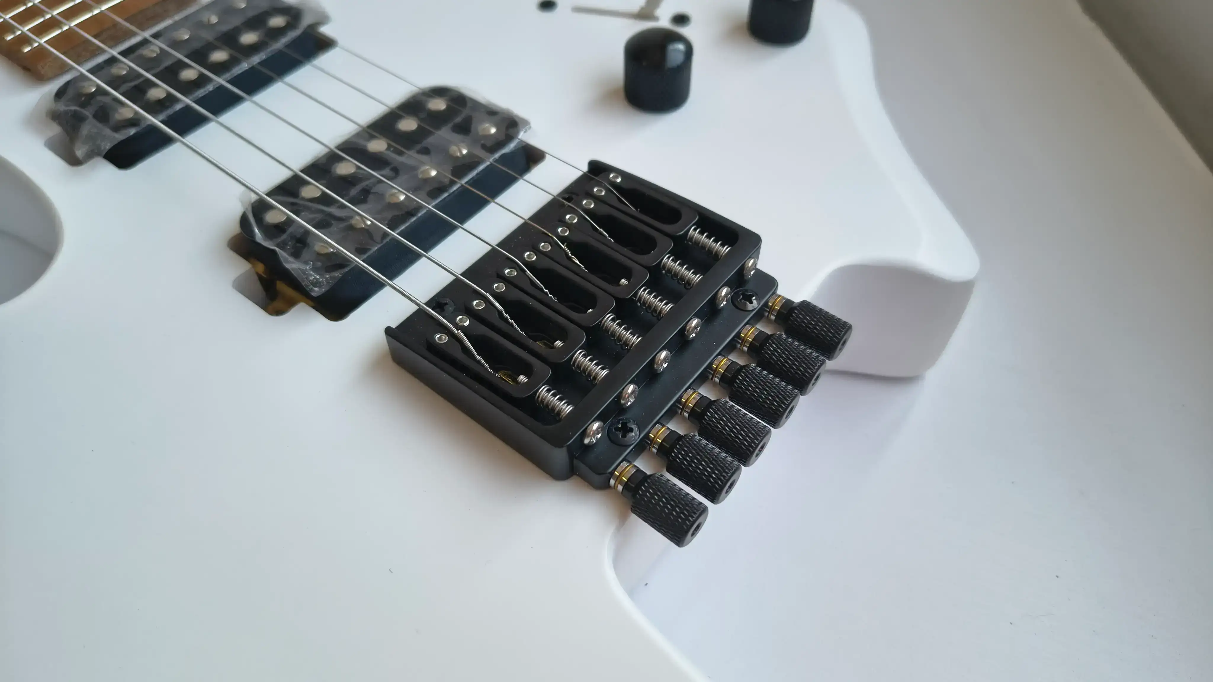 Guitarra Electrica TIERCEL HEADLESS Mate White  4