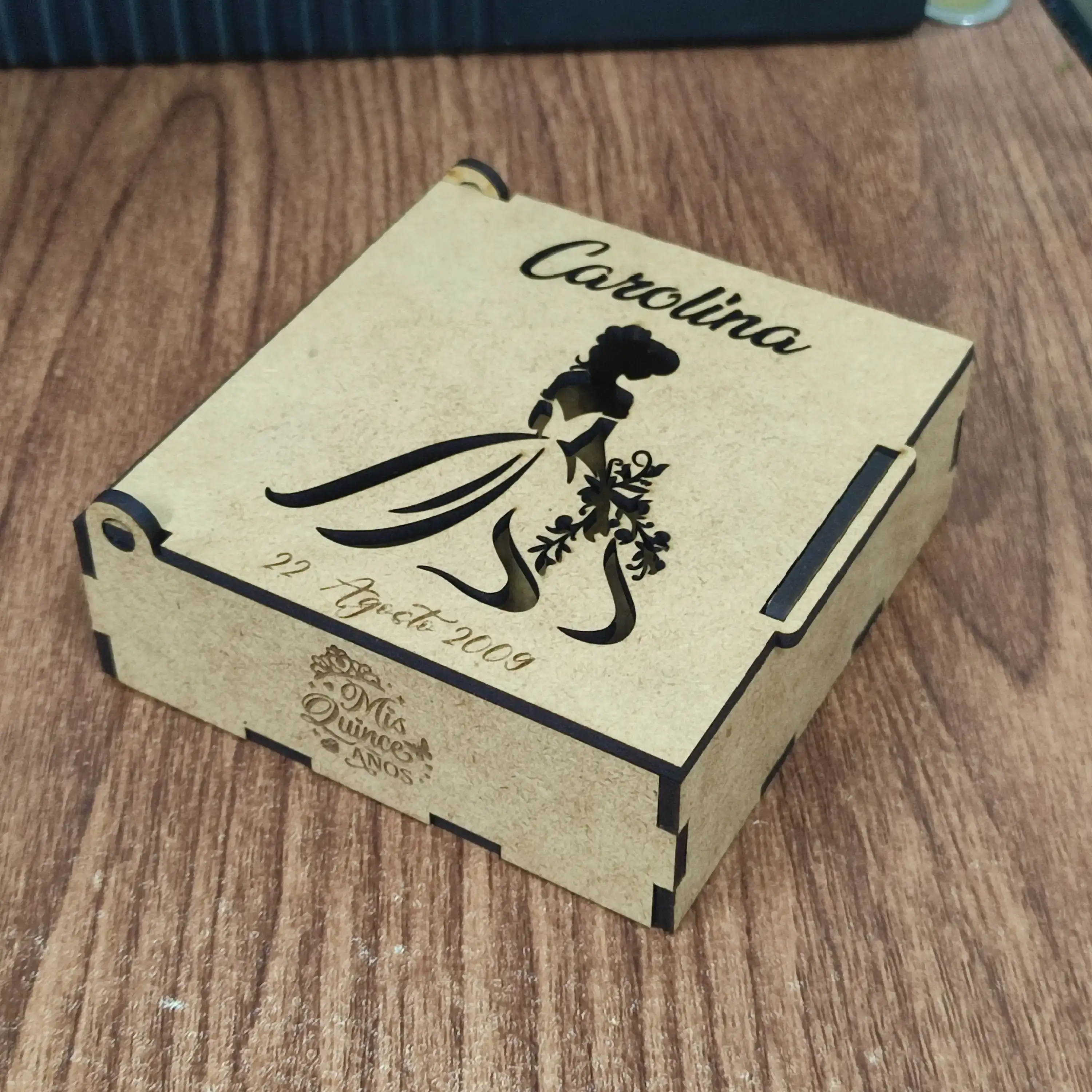 Caja para recuerdo 10cm x 10 x 4 cm con corte laser 