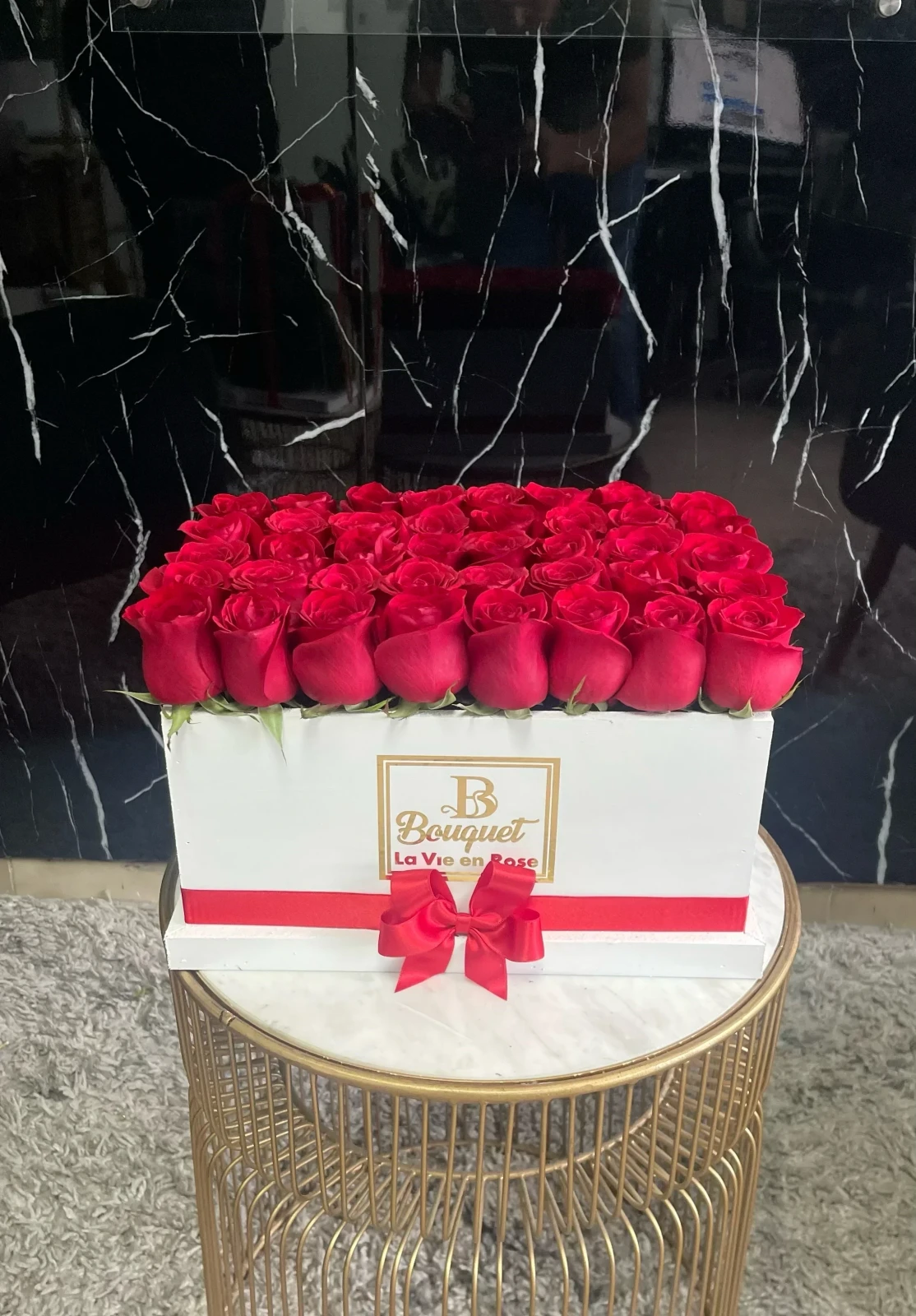 Caja de madera con rosas rojas 2